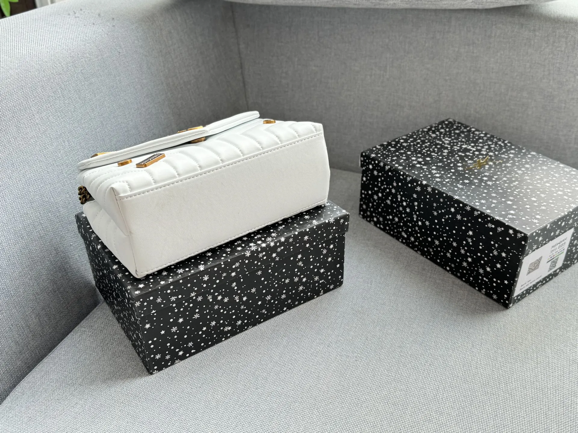 💰130 天地盖 size:25×17 圣罗兰 YSL LOULOU 徽章 信封包 链条包 斜挎单肩包 云朵包 越看越有气质 休闲商务都可驾驭 仙女们快来把它带回家✨ 时髦瞬间被拿捏,真的百搭,不信你试!