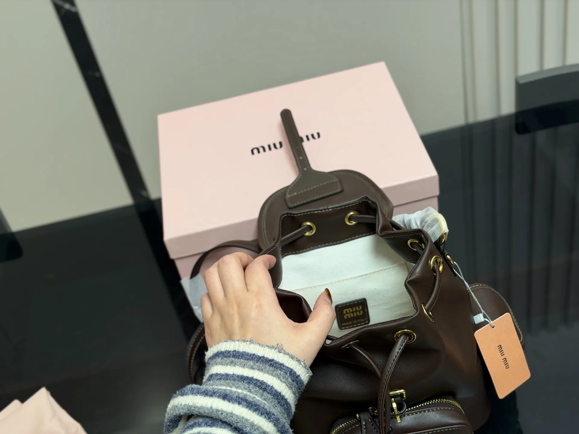 &yen;210 配盒 size：21*23cm（小号） 又一季特别美丽的Miu Miu miumiu ss25 双肩包 少女心与摩登格调的碰撞 轻松拿捏时髦 轻便能装，质感绝绝子，miumiu的少女感+酷感完美结合~