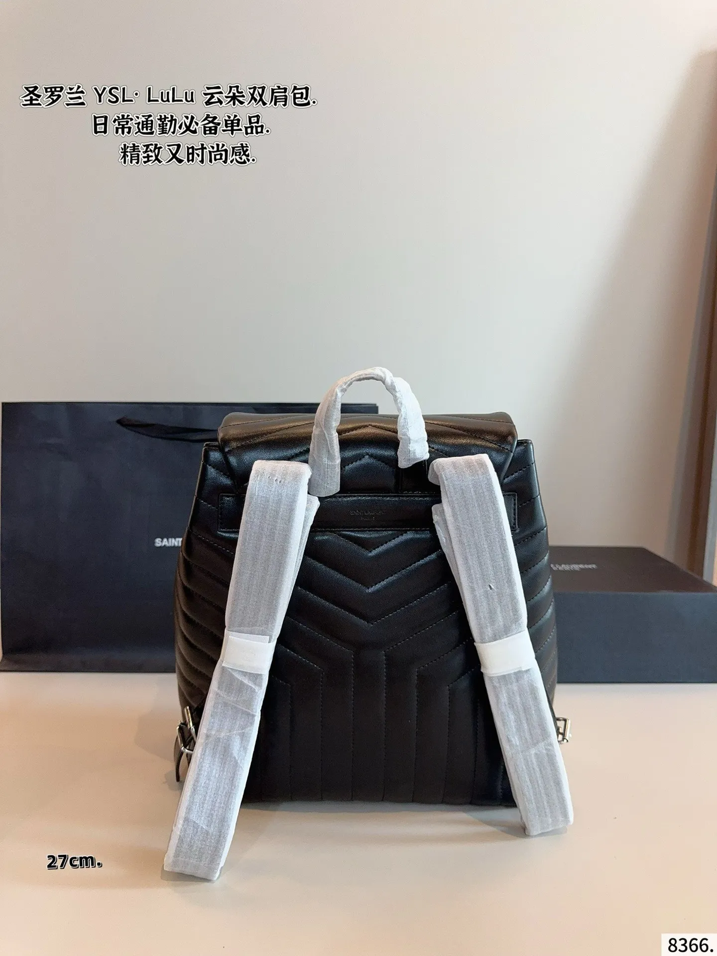 p220p215 圣罗兰 LoLo 双肩包 墙裂推荐这款 云朵双肩包 对于览包无数的时髦精 安利这种设计精致 轻松凹造型 实用又时髦 是日常搭配率蛮高的单品尺寸：27*10*29/22*8*22cm