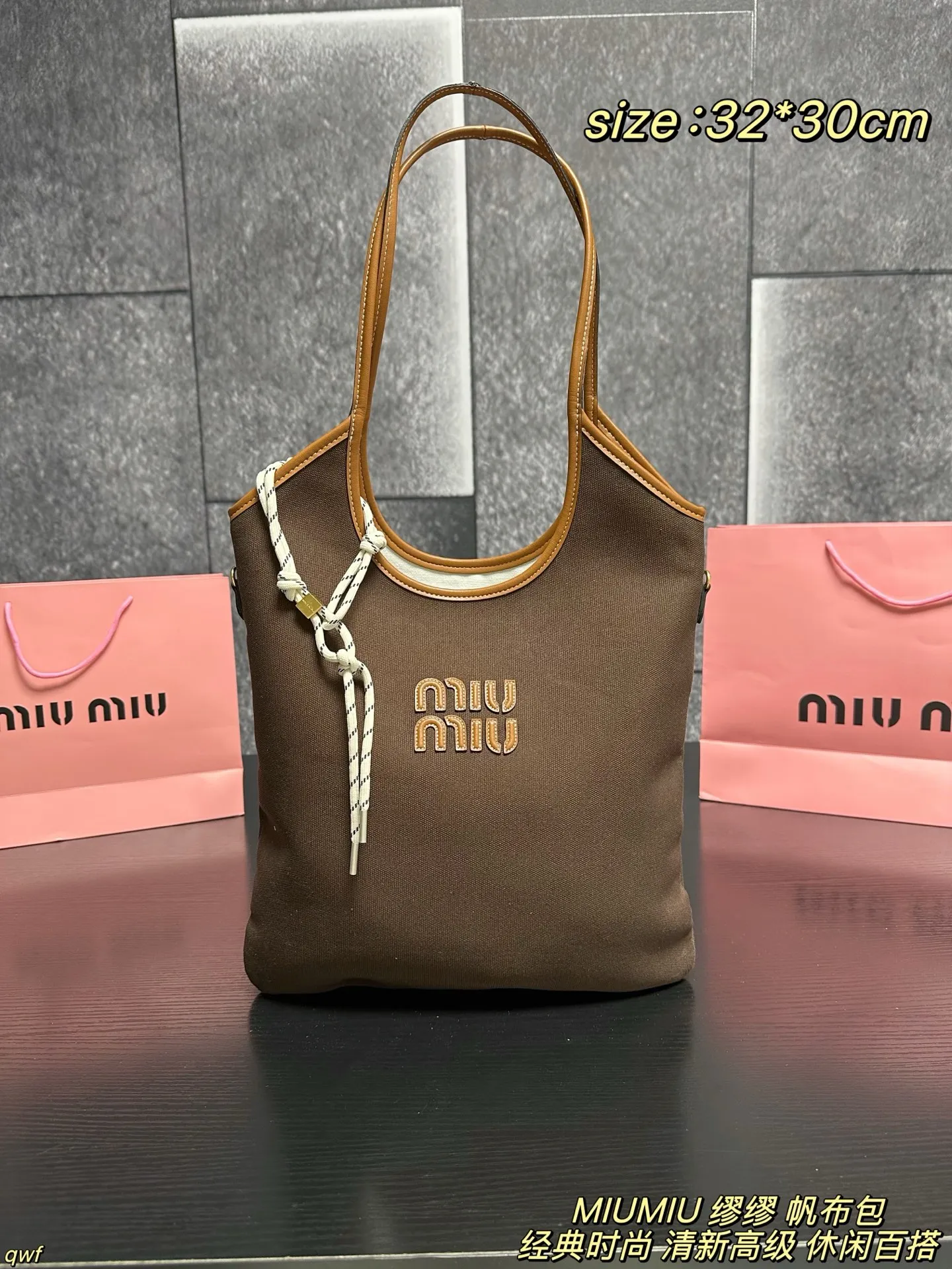P155配盒 MIUMIU 缪缪 帆布包 Miumiu IVY帆布~是谁的包啊!也太好看了吧 一直的断货款,帆布材质搭配棕色皮质轮廓、自然色的帆布自带文艺风,再搭配miumiu 字母logo,整个包包尽显清新高级,非常轻盈 上身日常携带休闲百塔,日常出行容量也刚刚好 尺寸:32*30cm