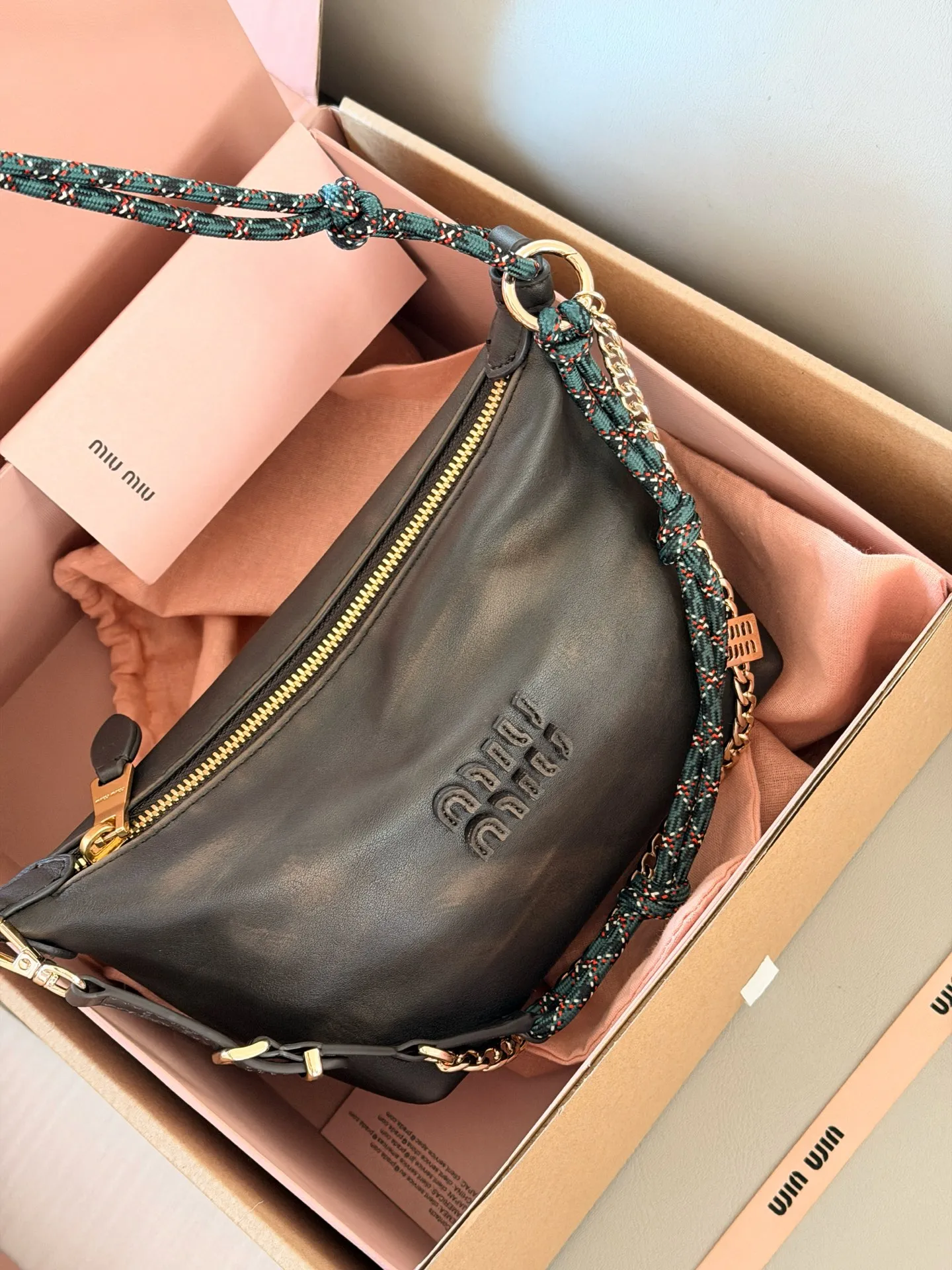 💰190 配盒 size:底宽18*15cm miumiu 咖啡棕小饭盒~ 自带冲浪绳!! 做旧的效果牛皮更高级哦! miumiu作旧彩绳饭盒包测评,真的太好看了吧