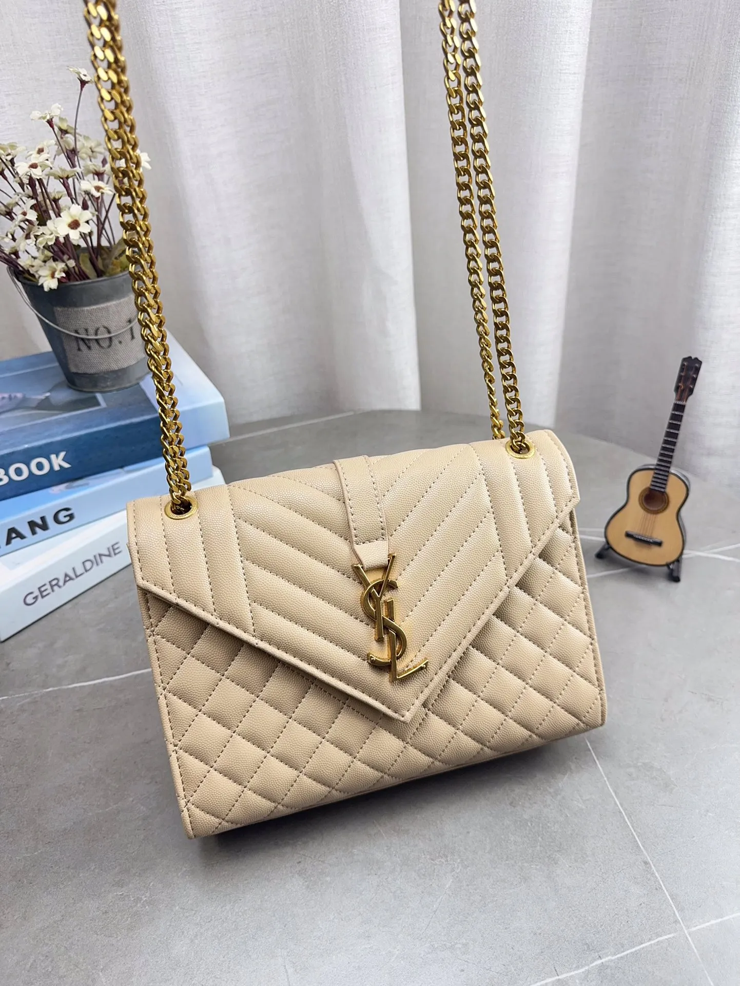 折叠礼盒包装 高品质YSL圣罗兰链条信封包 简约才是百搭公式。 复古又时髦,妥妥的街拍神器。 出街通勤都可。 容量很大,可肩背、斜挎。 搭配很显高级感。 是帅气女孩不可缺少的一款经典存在。 尺寸24*17cm p150