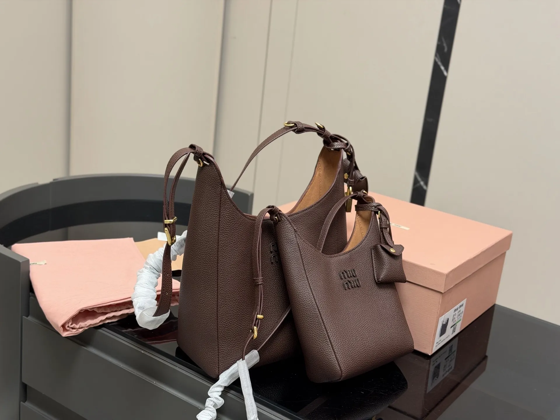 &yen;210 &yen;230 配盒 size：16.23cm 23.30cm miumiu新款斜挎机车包! 首发! 福音种草了哦 超级松弛感的一款包包肩带长度可以调节哦！