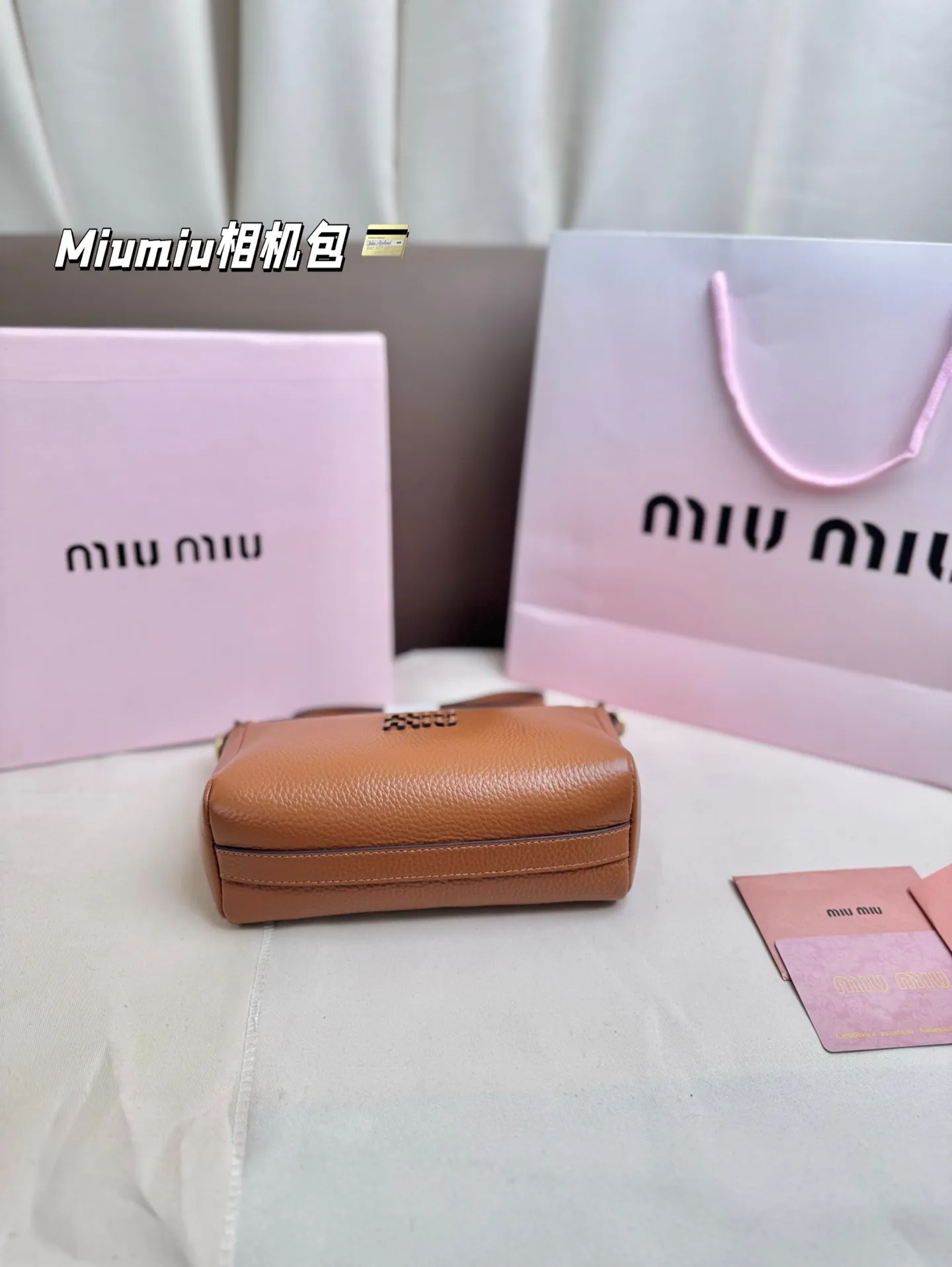 P225(牛皮) 尺寸18*10 Miumiu相机包太可爱啦! 手感好柔软太适合秋冬了 方形设计简约低调又高级~ 日常手机 粉饼 钥匙.. 都能收纳~ 肩带可随意调节,时髦感十足~