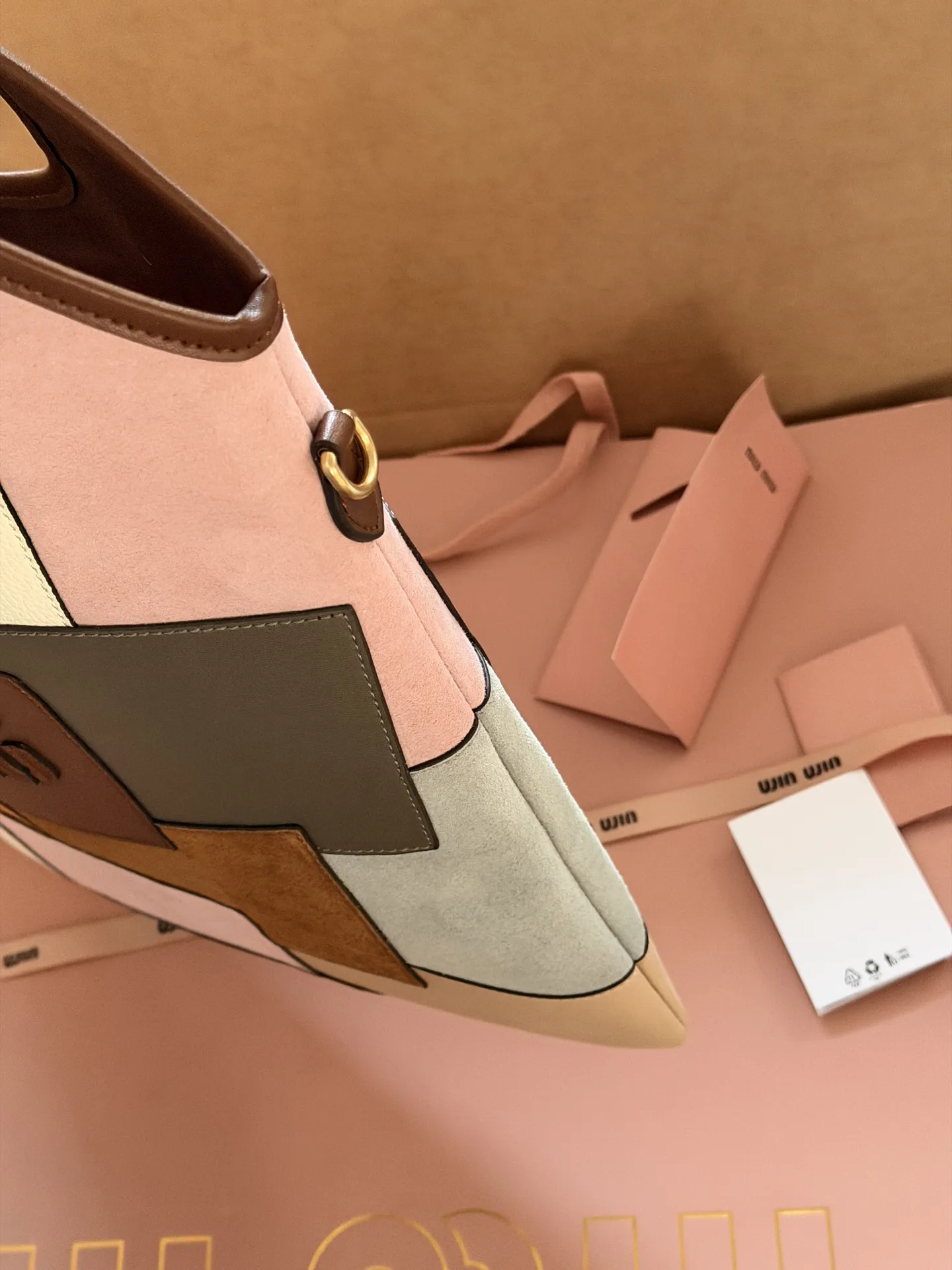 💰 275 配全套包装 size:33*30cm MiuMiu拼皮家族又来新配色啦 可爱的Miumiu ivy 复古麂皮牛皮拼皮 秋冬文艺感叠穿秘诀 谁还没爱上Miu Miu 软糯麂皮质感超nice! 有种谁背都是萌萌的既视感hahaha~ 牛仔牛皮皮质哦!