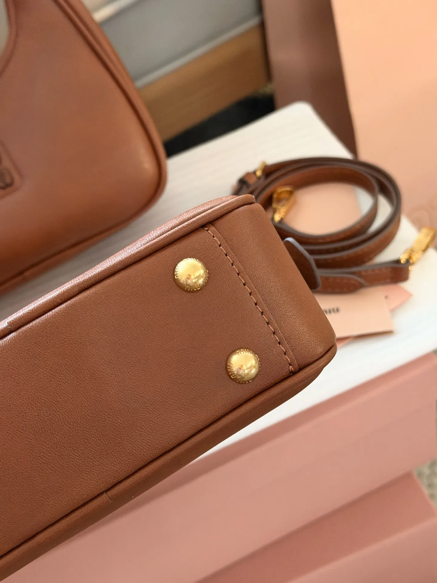 💰190 升级版配盒 size：20*14cm miumiu保龄球/公文包/吐司包 不要太高级，很高级~ 很难不爱啊啊！ 可手拎也可斜挎 绝对不是小废包哦!容量足足的~~ 出场就是miumiu小公主