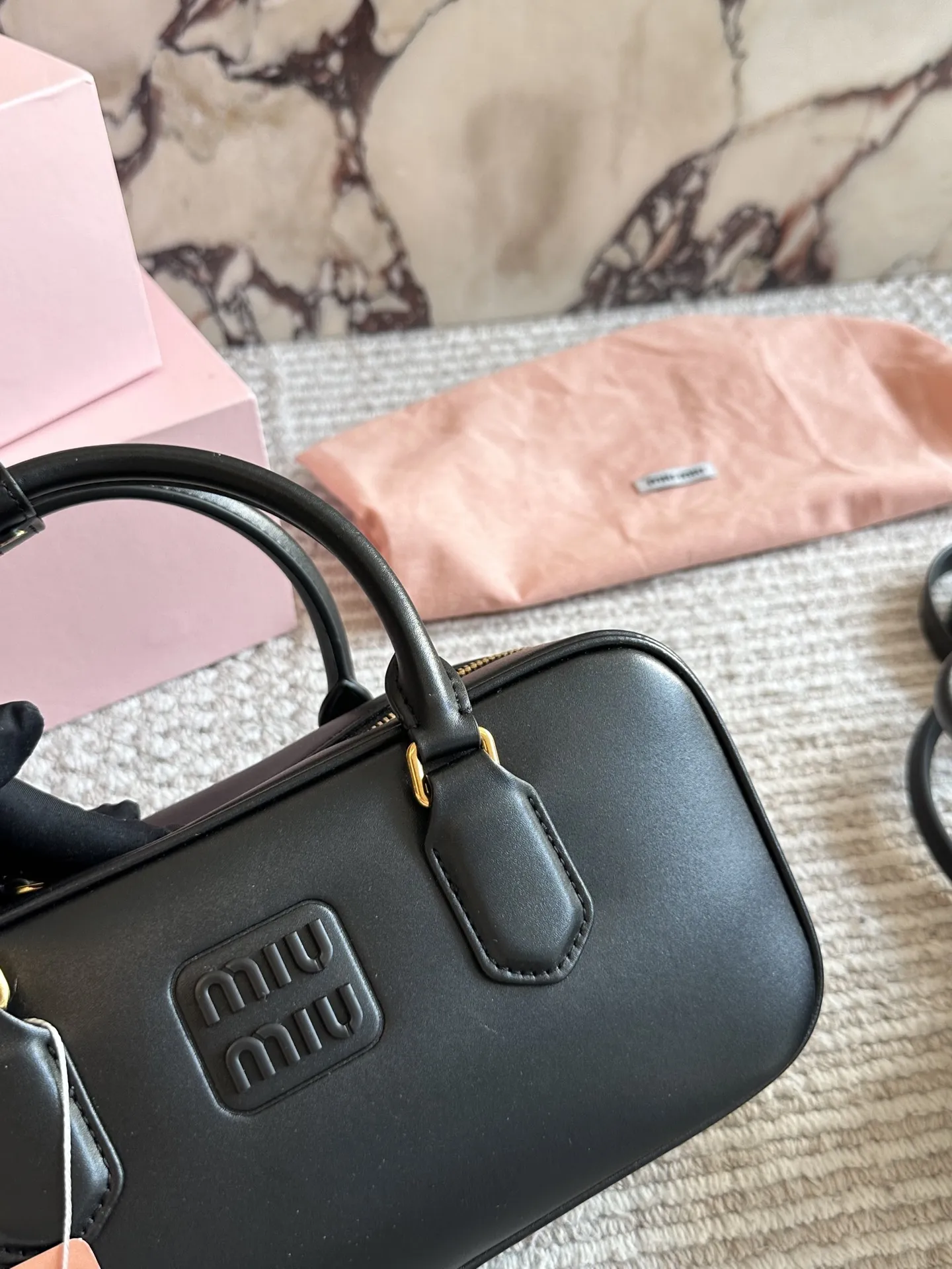 💰190、💰180 配盒 size:22*11cm 27*13cm miumiu保龄球/公文包/ 包包甜度刚好! 很难不爱啊啊! 可手拎也可斜挎 绝对不是小废包哦!容量足足的~~ 出场就是miumiu小公主!