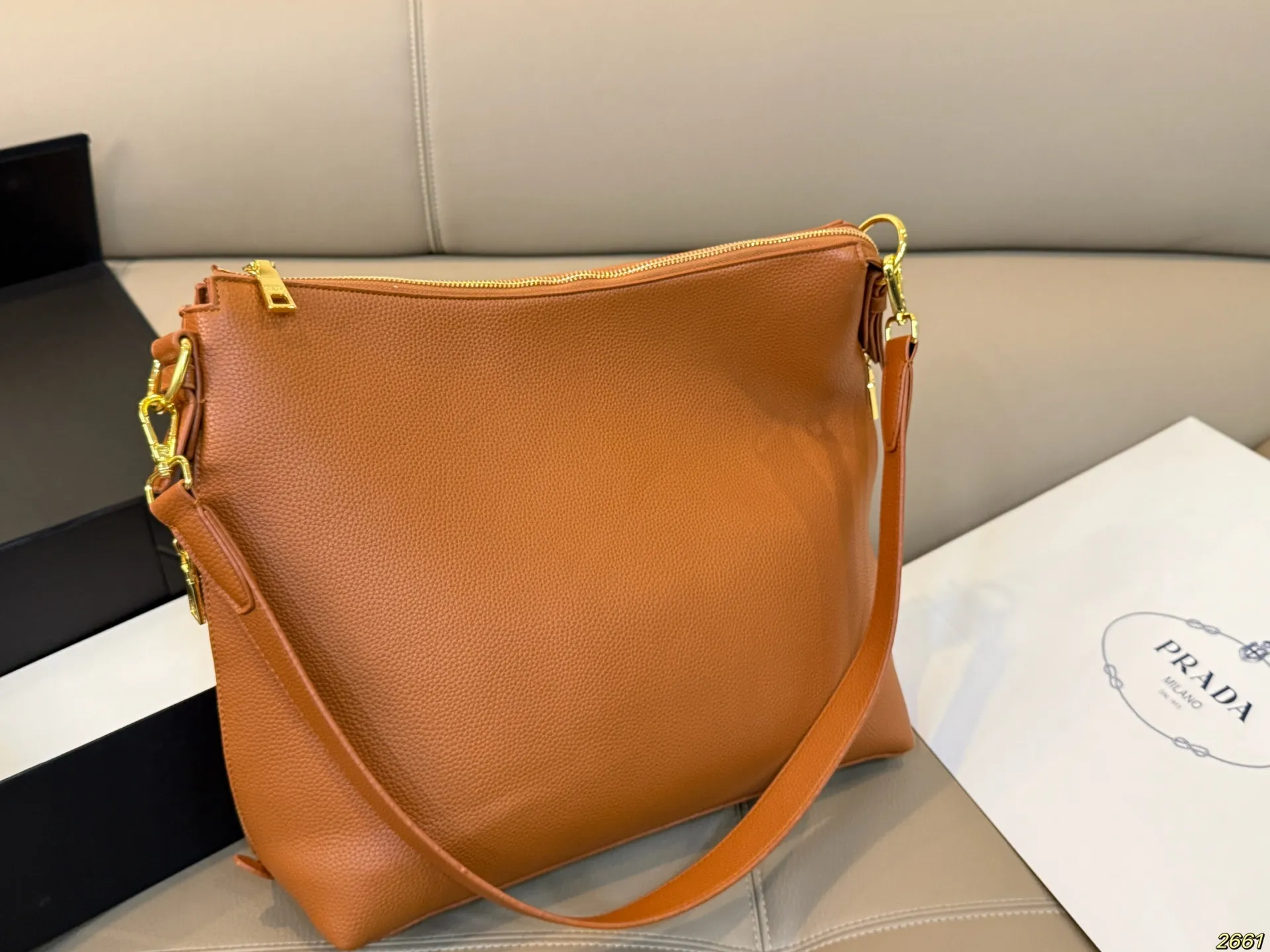 &yen;165 普拉达Prada 新款托特包腋下包 充满了不一样的帅气感 甜酷辣妹穿搭必备 尺寸： 34 31