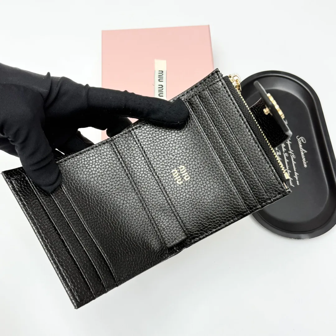 p85🎀miumiu V13🎀颜色 黑 棕🎀尺寸 11.5*10*3 🎀miumiu专柜最新款！专柜爆款热力来袭，釆用顶级进口牛皮，做工精细