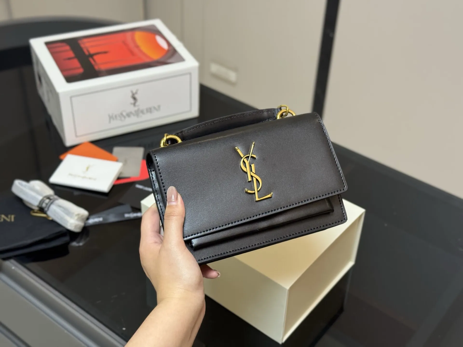 ¥180 牛皮版本 配全套包装 圣罗兰王子文同款 无敌经典款牙签纹sunset日落包原厂皮版本! 出了这么长时间热度依然不减, 可见它受人喜欢的程度非同一般! 力求无穷大的接近正品, 高品质却不高价,心动不如马上行动! 尺寸:19.13cm