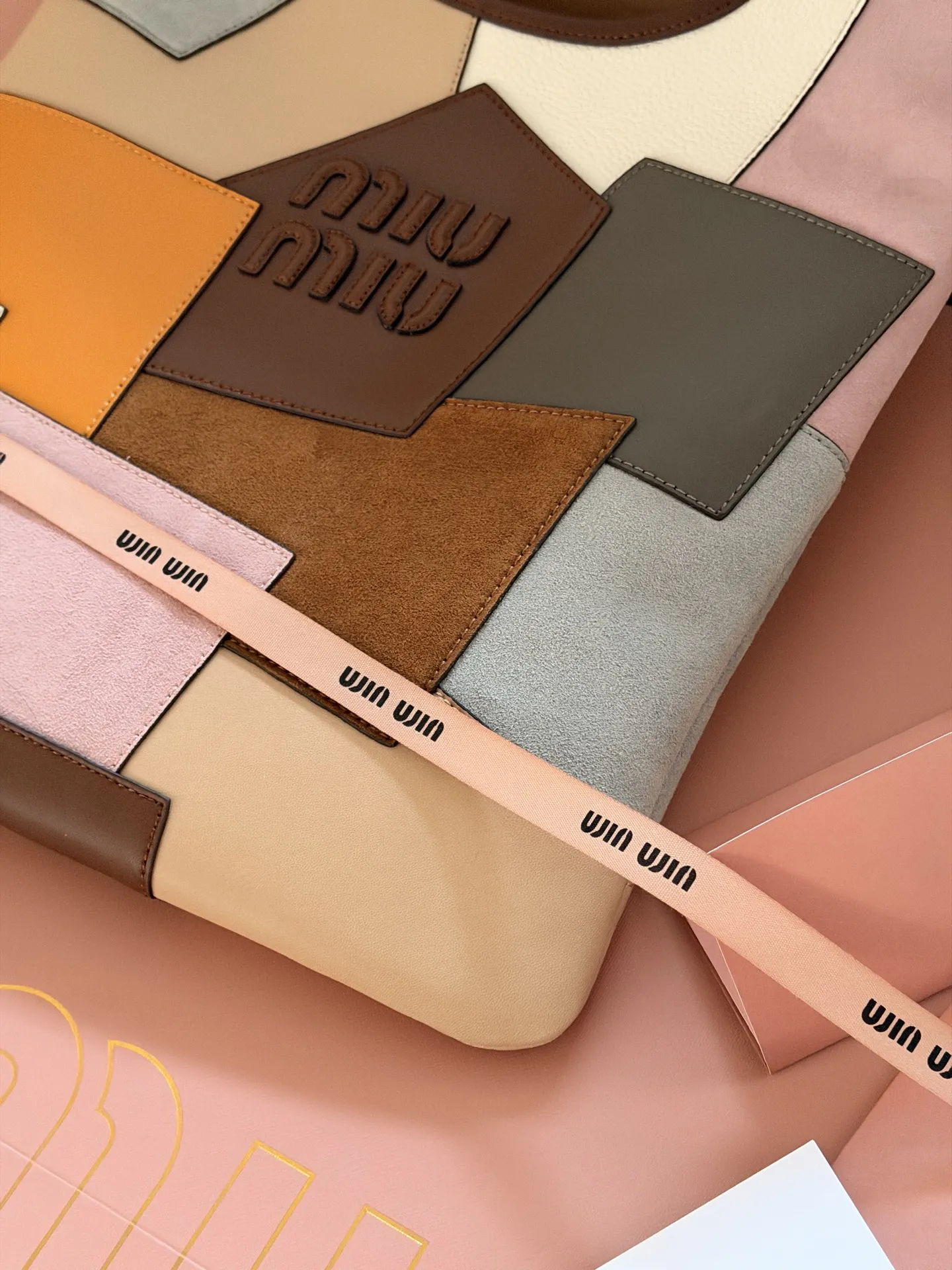 💰 275 配全套包装 size：33*30cm MiuMiu拼皮家族又来新配色啦 可爱的Miumiu ivy 复古麂皮牛皮拼皮 秋冬文艺感叠穿秘诀 谁还没爱上Miu Miu 软糯麂皮质感超nice！ 有种谁背都是萌萌的既视感hahaha~ 牛仔牛皮皮质哦！