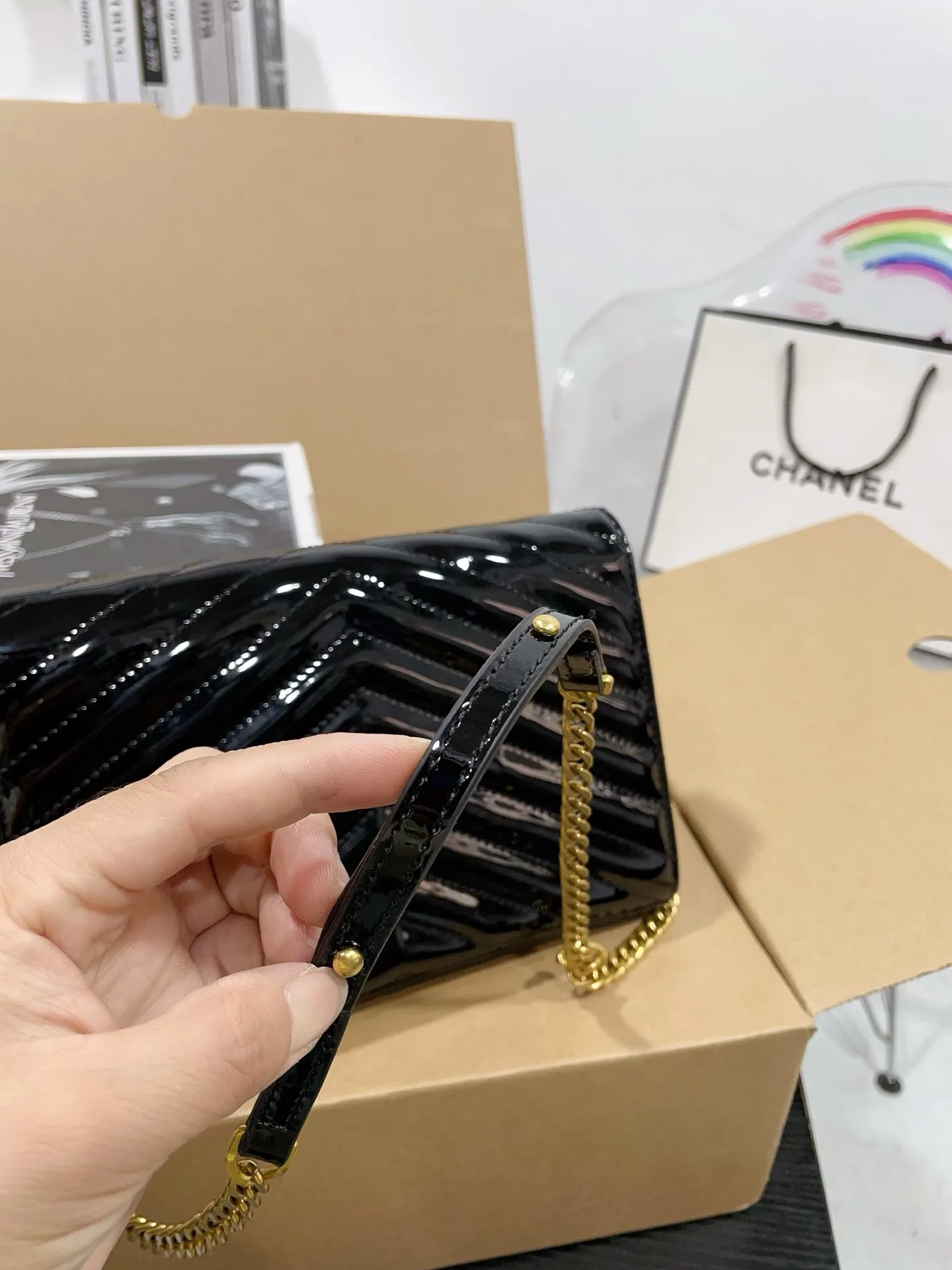 👑💰P150 配飞机盒折叠盒子 漆皮圣罗兰信封包 原版五金logo 首^_^所谓人人必备一款,这个款式必须自留 经典版型! 真的是让人眼前一亮 喜欢的美妞抓紧啦 实物简直太美 尺寸23 16