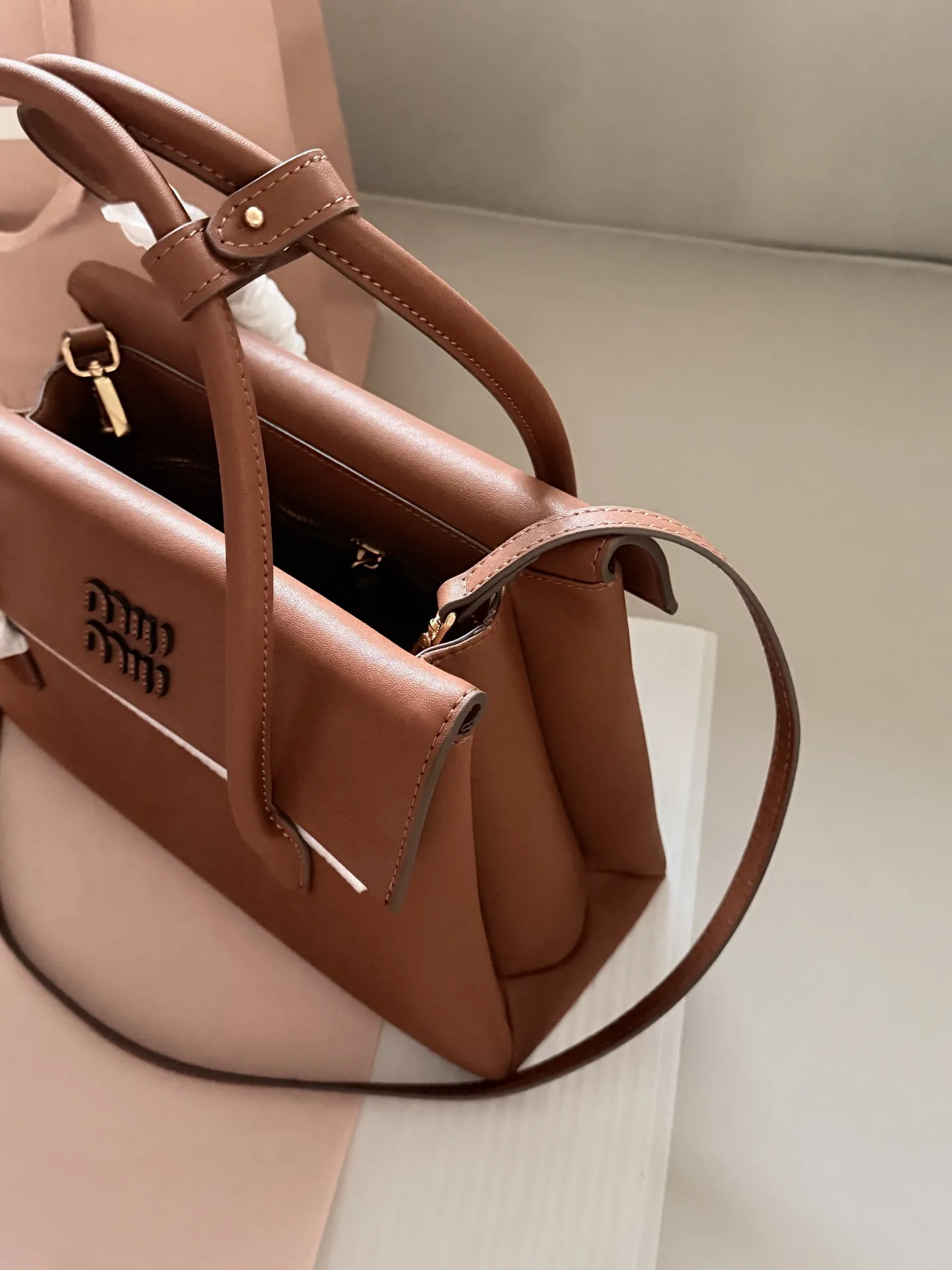 💰225 配盒 size:28*20cm Miumiu Solitaire用上了! 这只Solitaire简直让我一眼万年! 复古调调拿捏得死死的, 亮面皮超级好看 质感也超好! 两边的翻盖格设计真的很贴心, 磁吸翻盖很方便 可手提可单肩可斜挎, 从实用性来说,这只Solitaire真的nice!