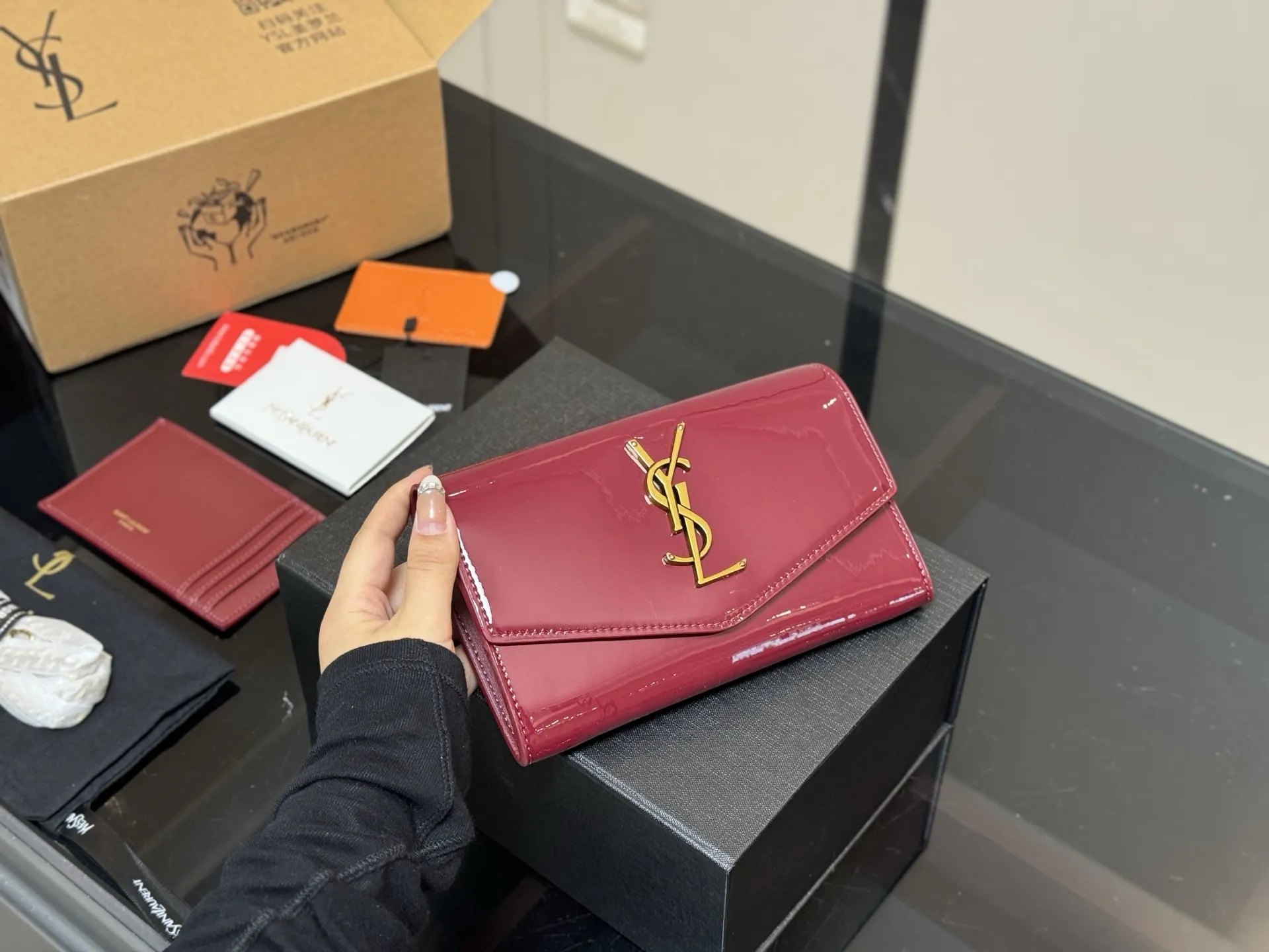 ¥150 配折叠盒飞机盒 size:19*12cm 圣罗兰 woc二合一信封包 牛皮看起来质感特别好!耐磨耐用! 🉑️斜挎🉑️