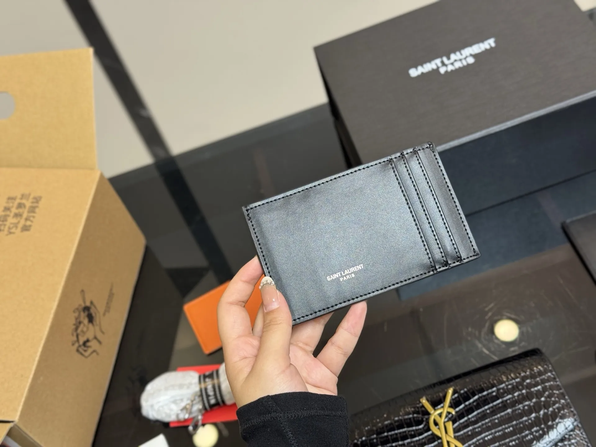 ¥150 配折叠盒飞机盒 size:19*12cm 圣罗兰 woc二合一信封包 牛皮看起来质感特别好!耐磨耐用! 🉑️斜挎🉑️