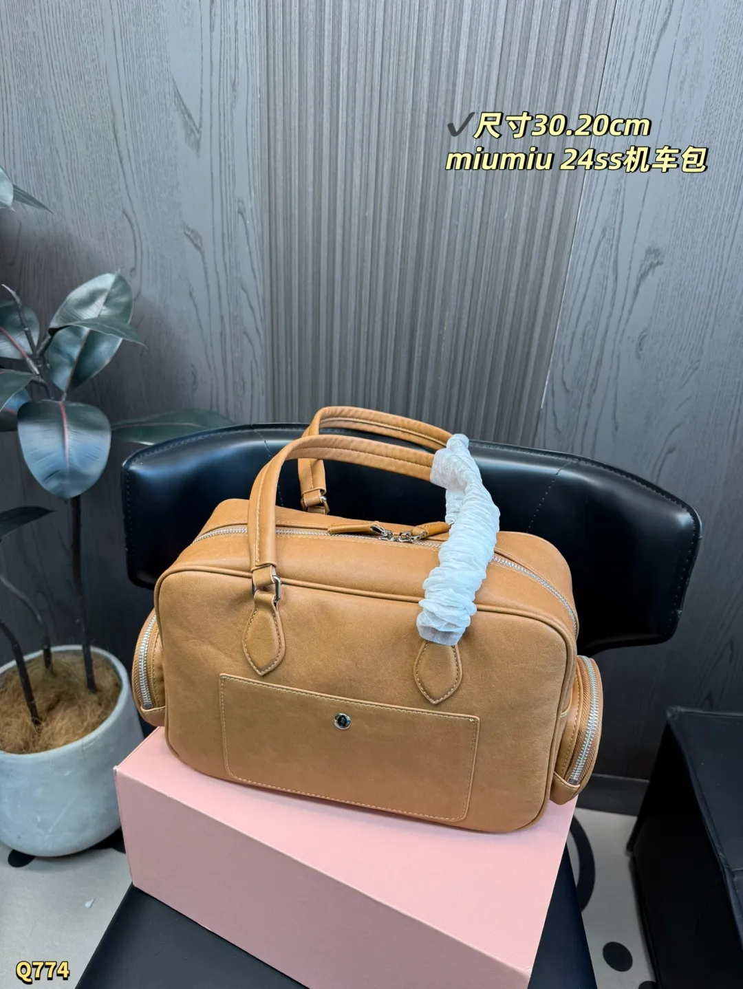 💰190 配折叠盒 尺寸：30.20 cm 缪缪 MIUMIU今年最特别款式机车包.斜挎包-皮质柔软，棉质缎面衬里，多口袋设计模糊功能与装饰界限，个性鲜明，能驾驭各种风格，可甜可盐，容量可光，各大明星时尚搏主几乎人手一个