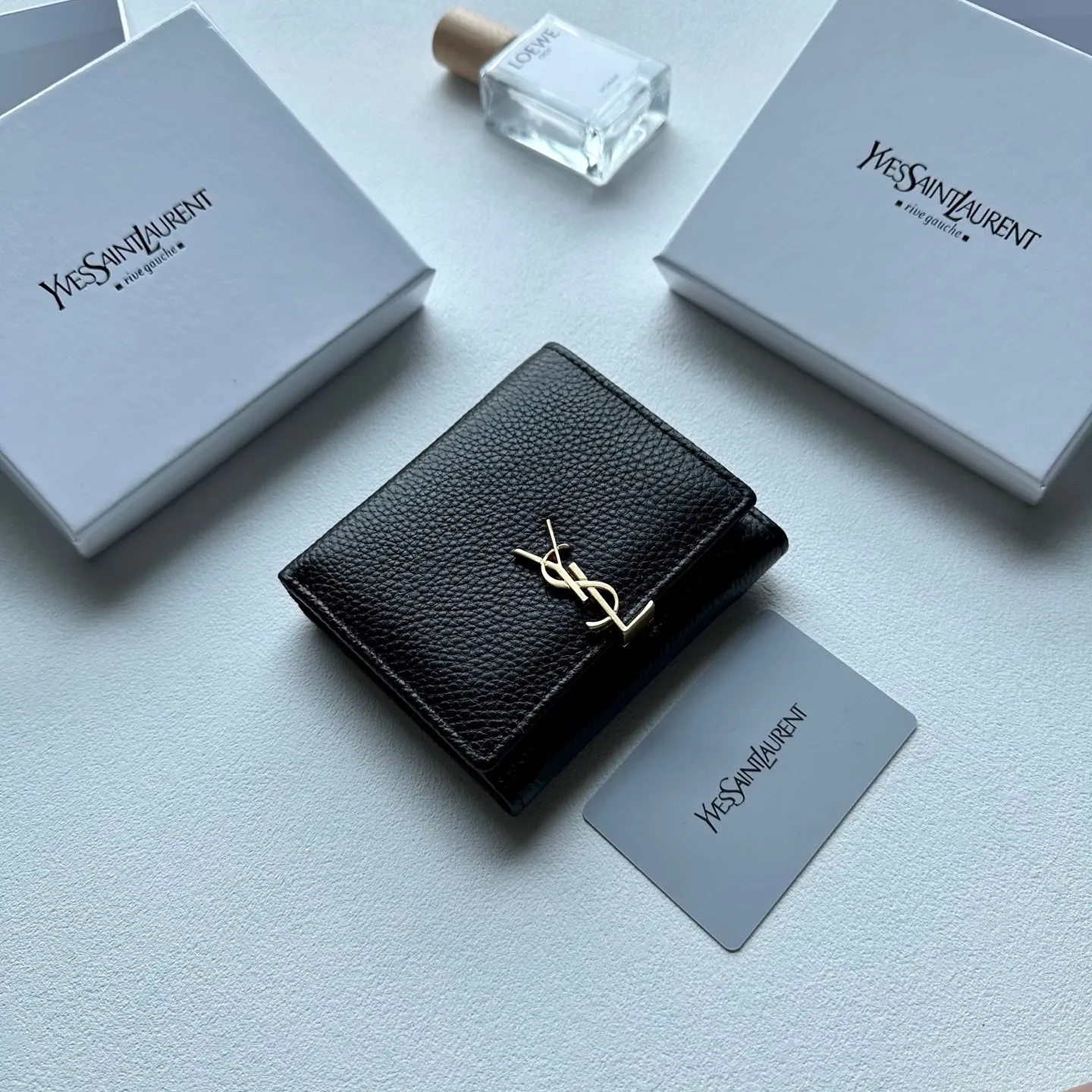 P85🎀🎀颜色 黑 粉🎀尺寸 11x10🎀圣罗兰🆕款♥三折短款钱包💕进口小牛皮质感一流👍独一无二风格,实用内阁超美超时尚美女必备单品🔥