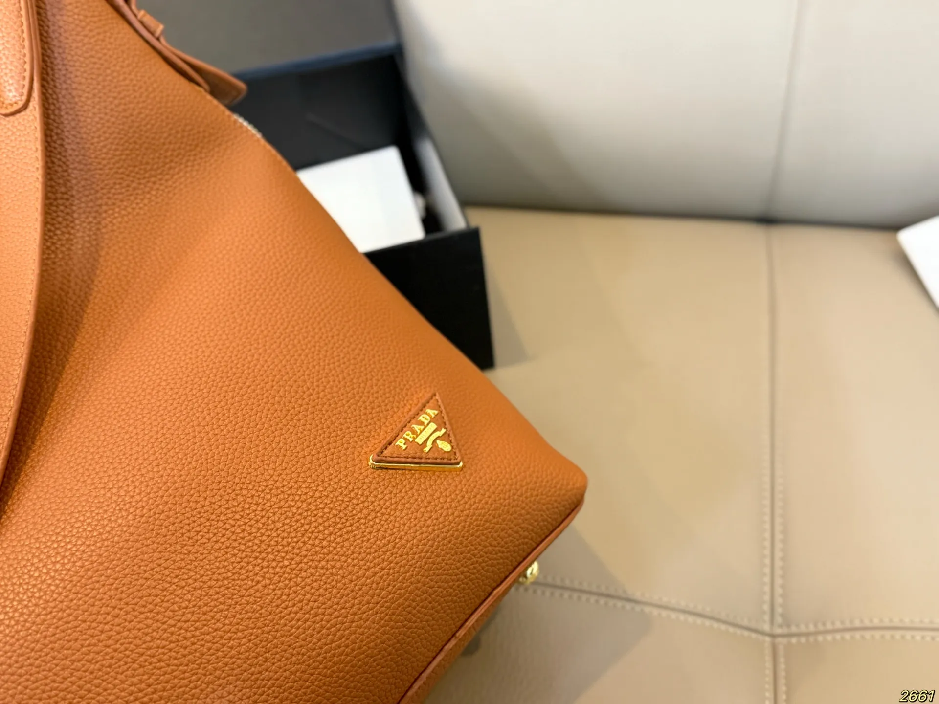 &yen;165 普拉达Prada 新款托特包腋下包 充满了不一样的帅气感 甜酷辣妹穿搭必备 尺寸： 34 31