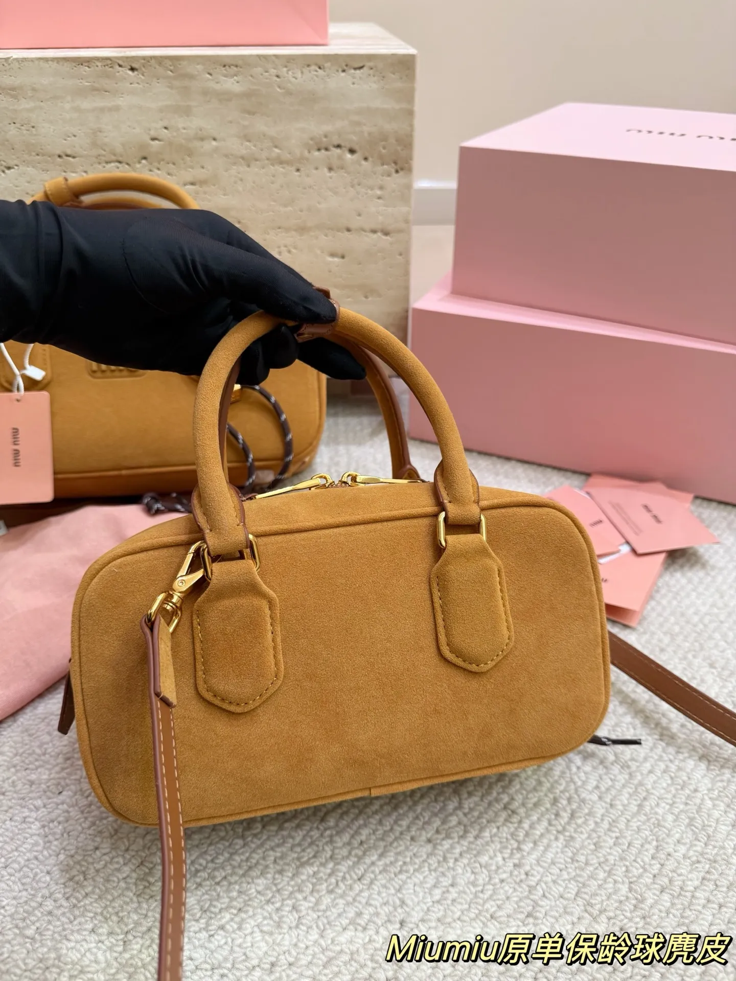 复刻版 麂皮 P200 P190 miumiu限定款保龄球包 简单又好看 miumiu而且超级实用, #miumiu新款包包 尺寸大号28 16cm 小号23 14cm