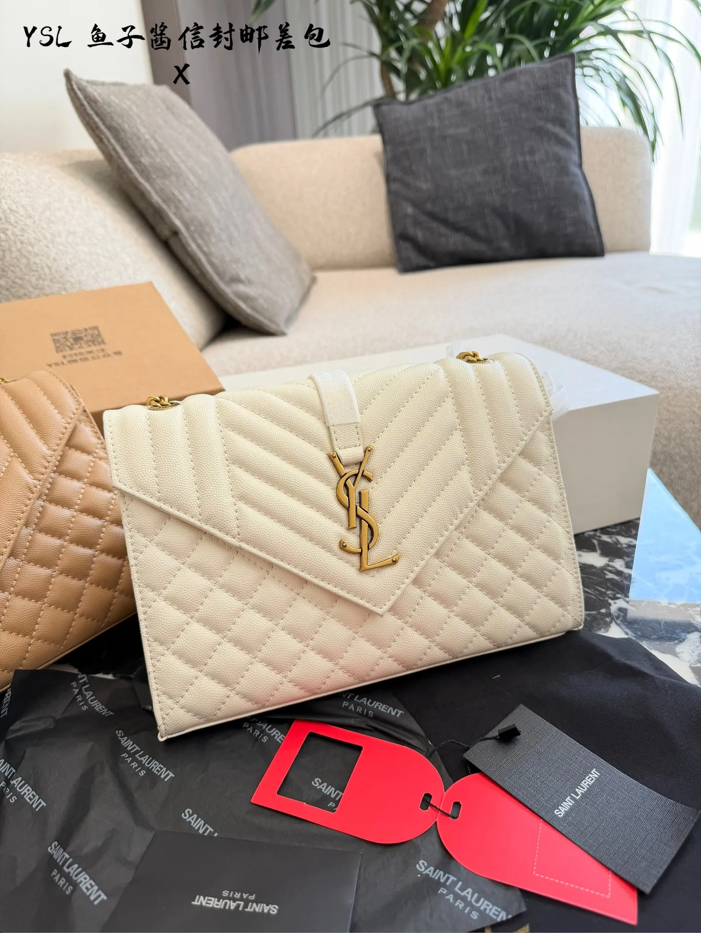 YSL鱼子酱信封包p155 🖤YSL Envelope鱼子酱信封包,经典信封造型+绗缝设计,质感满分!颗粒纹牛皮耐磨又高级,金色Logo超有辨识度✨。中号尺寸约24×17×6cm,容量适中,日常通勤或约会都很OK。链条可调节,单肩、斜挎、腋下背法随心切换,百搭不挑衣服,四季都能用!黑金配色经典耐看,实用又时髦,是YSL标志性手袋之一💼。