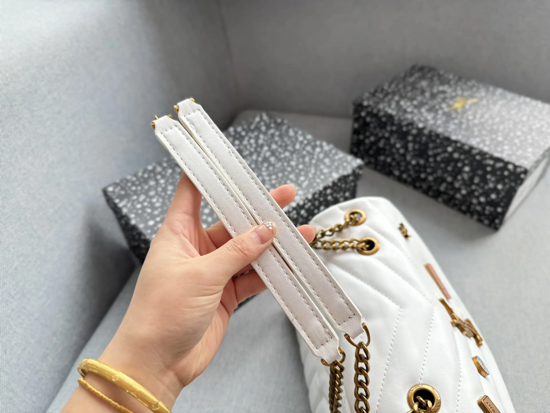 💰130 天地盖 size:25×17 圣罗兰 YSL LOULOU 徽章 信封包 链条包 斜挎单肩包 云朵包 越看越有气质 休闲商务都可驾驭 仙女们快来把它带回家✨ 时髦瞬间被拿捏,真的百搭,不信你试!