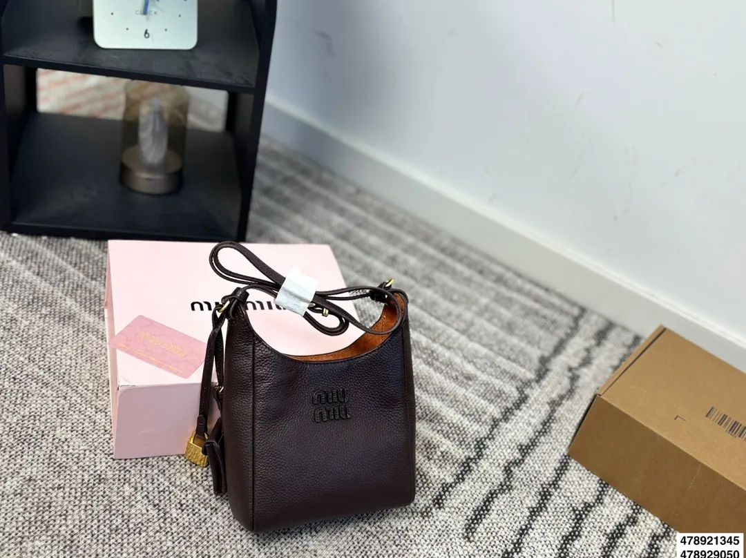 p255 p220 配盒 size：23.22/16.15 miumiu 快闪新品 牛皮细腻柔软 内里是很特别的绿色， 个人觉得单肩斜挎腋下更好看！