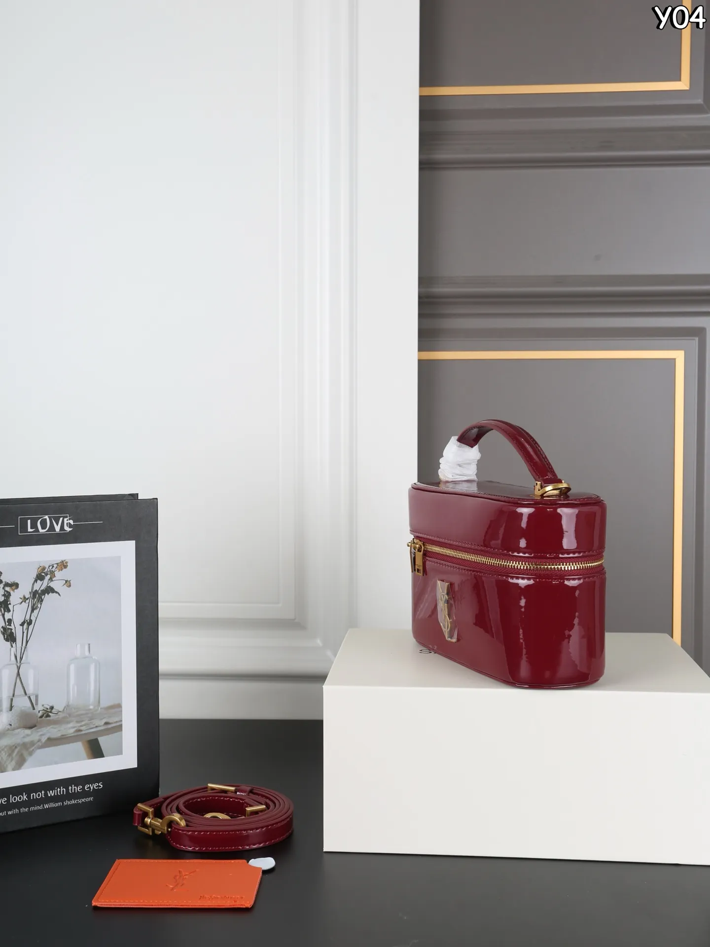 P180 全套礼盒 圣罗兰 YSL GABY 漆皮 盒子包 单肩斜挎手提包化妆包 漆皮更复古，更有个性~ 秋冬新款漆皮系列丨泛着高级光泽哇 高级感都要溢出来啦 尺寸：18&times;12