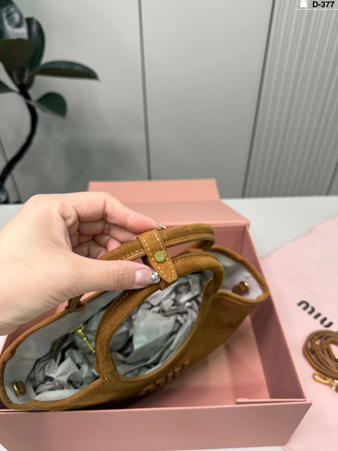 💰p165 D-377尺寸22&times;18折叠盒 Miu Miu Ivy手袋， 简约复古风满满! 通勤休闲都能搭。 秋冬穿搭必备，轻松提升造型感。尺寸适中，实用又时髦，是Miu Miu热门单品，时髦精们都在入手!