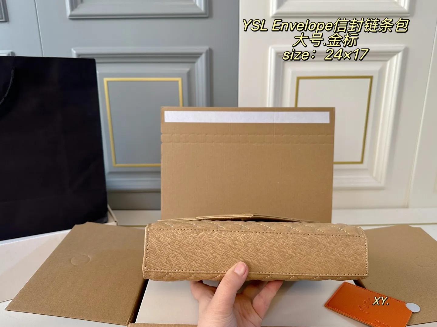P150 大号（折叠盒飞机盒） size：24&times;17 YSL 圣罗兰Envelope 信封包链条包💕 超能装的信封包，简直美翻啦！ 包内配有镜子🪞～ 方正的包型，透露出成熟气质 斜挎、单肩、手提背都好看✅ 通勤或休闲，上身很有气场‼️