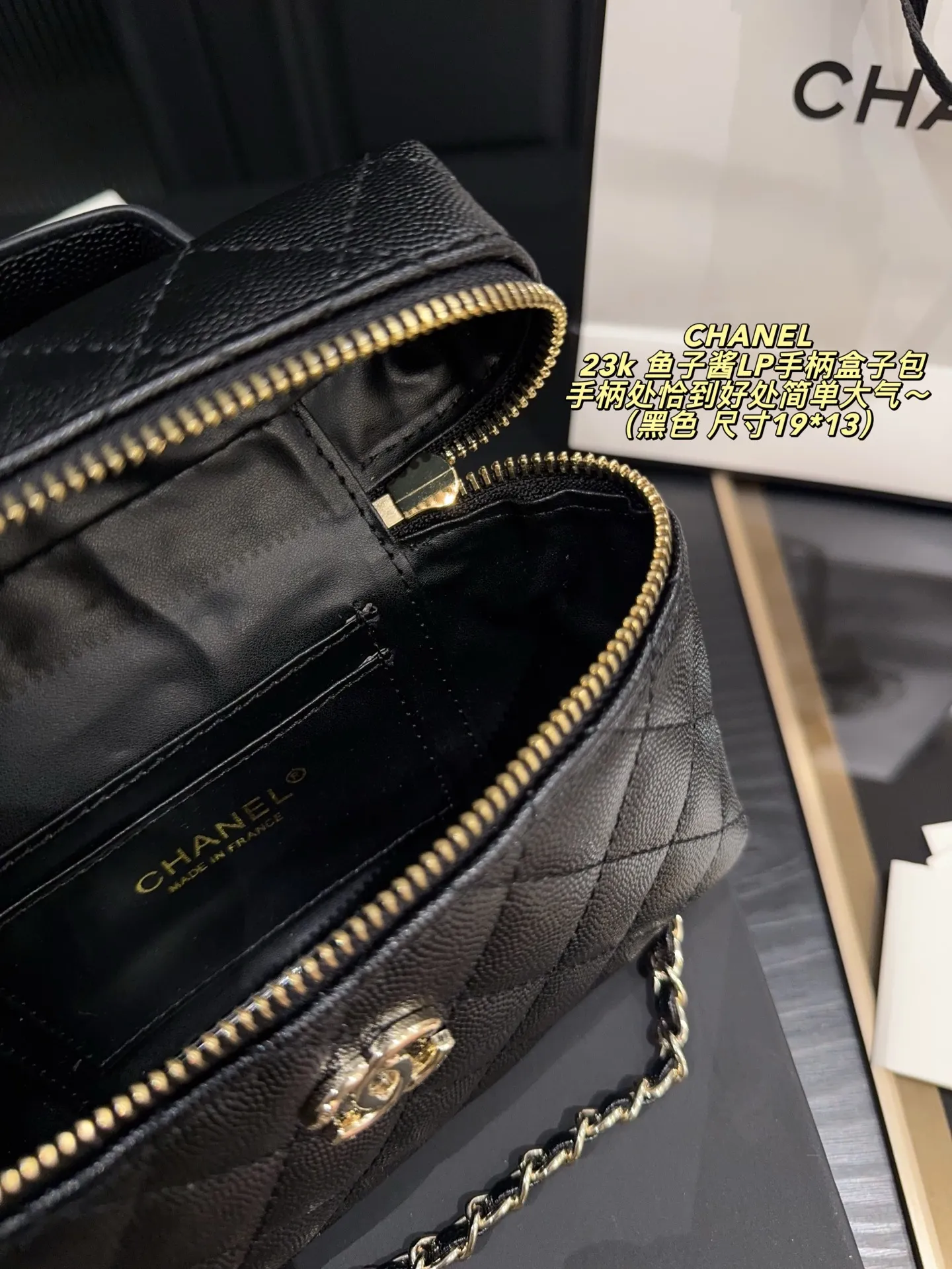 P190配折叠盒⚠️尺寸19*13 香奈儿 23k 鱼子酱LP手柄盒子包 CHANEL 手柄处恰到好处简单大气～ 皮面上一条有弧度的缝线，让整个包看起来更加力挺（荔枝皮久了其实也会有褶皱！这个设计下来，菱格都有支撑点，直接杜绝褶皱问题，看起来也符合现在复古的审美）