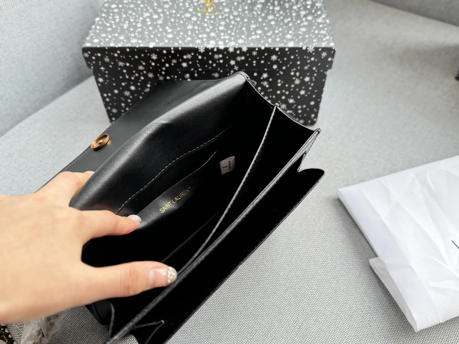 💰130 天地盖 size:22×15 圣罗兰 YSL SUNSET 徽章 日落包单肩斜挎手提包 链条包 低调奢华又复古计。包身硬挺,风琴式翻盖+徽章装饰,细节满分! 小巧实用,通勤休闲都 OK。内部多层隔层,收纳力强,链条肩带可单肩/斜挎,百搭灵活。