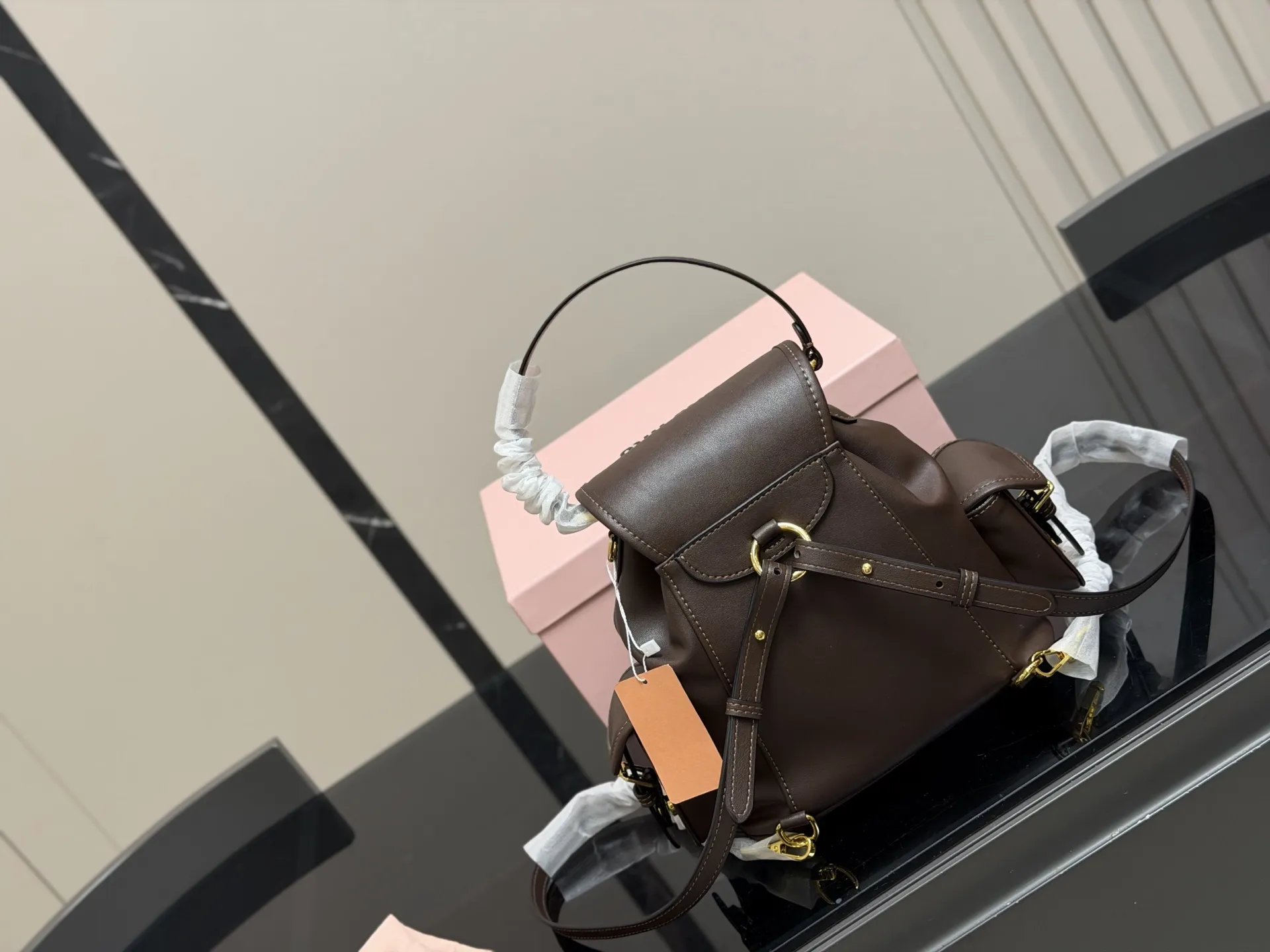 &yen;210 配盒 size：21*23cm（小号） 又一季特别美丽的Miu Miu miumiu ss25 双肩包 少女心与摩登格调的碰撞 轻松拿捏时髦 轻便能装，质感绝绝子，miumiu的少女感+酷感完美结合~