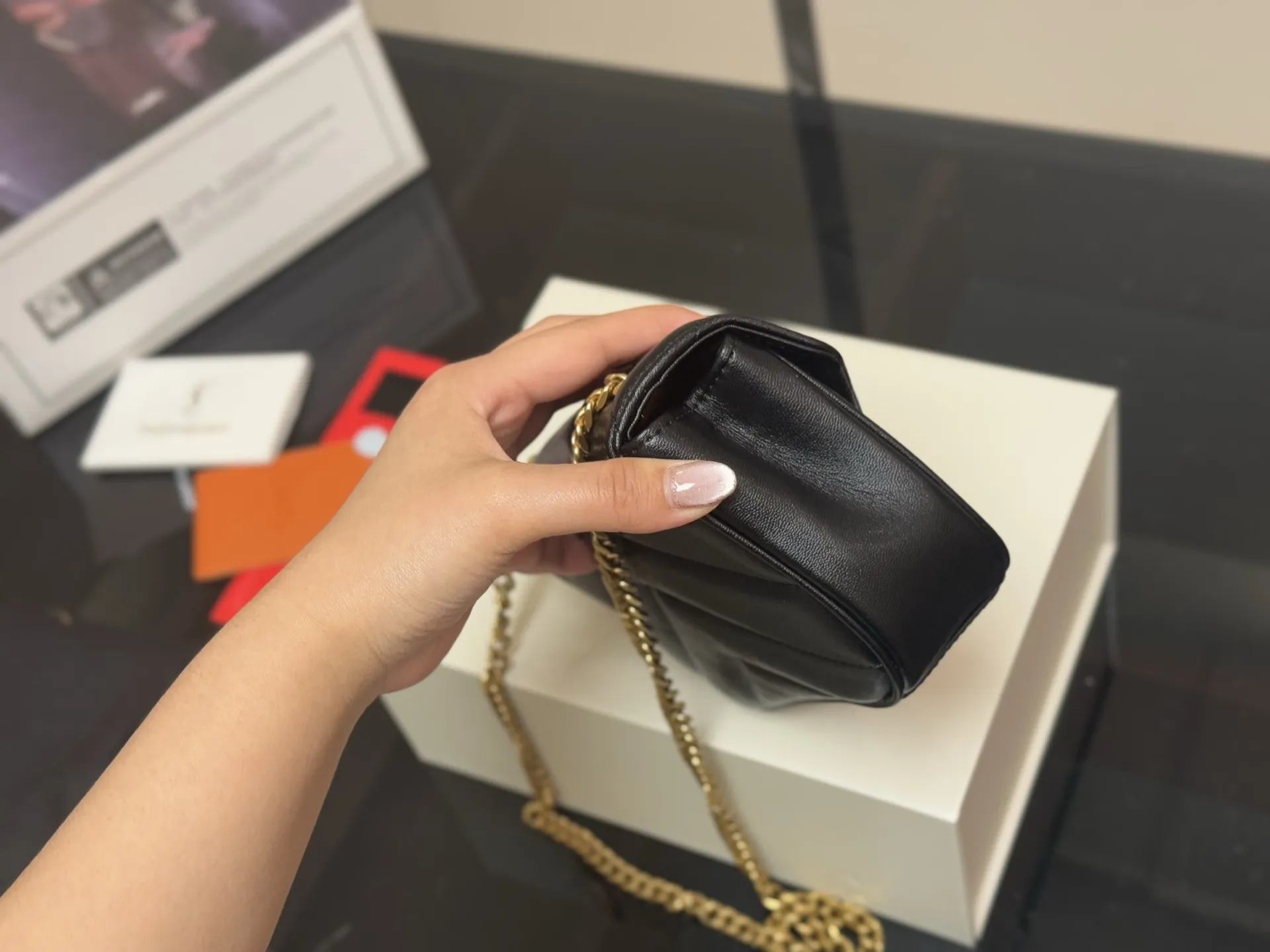 &yen;170 配折叠盒飞机盒 size：20.13cm ysl LOULOU PUFFER 圣罗兰软乎乎 黑金louloupuffer云朵包 中号的尺寸刚刚👌 搜索🔍圣罗兰ysl