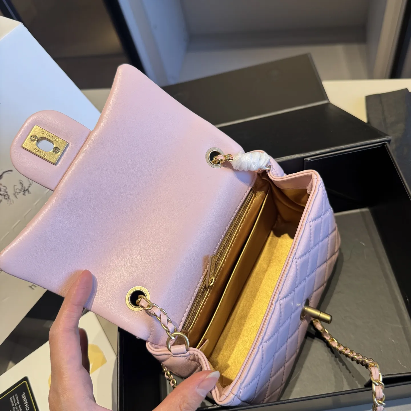 🅿️165✅新品推荐🔜 升级版～顶级货🔥全套包装‼️ 金球🔥CHANEL香奈儿经典金球系列方胖子菱格链条包👍金球可调节～小香顶级小羊皮面料哦！采用原版复刻五金配件！经典logo！原版做工！皮质手感超级棒哦！堪比专柜品质～人手必备单品哦！✈️原版飞机盒🎁原版折叠礼盒包装（size：17*13）