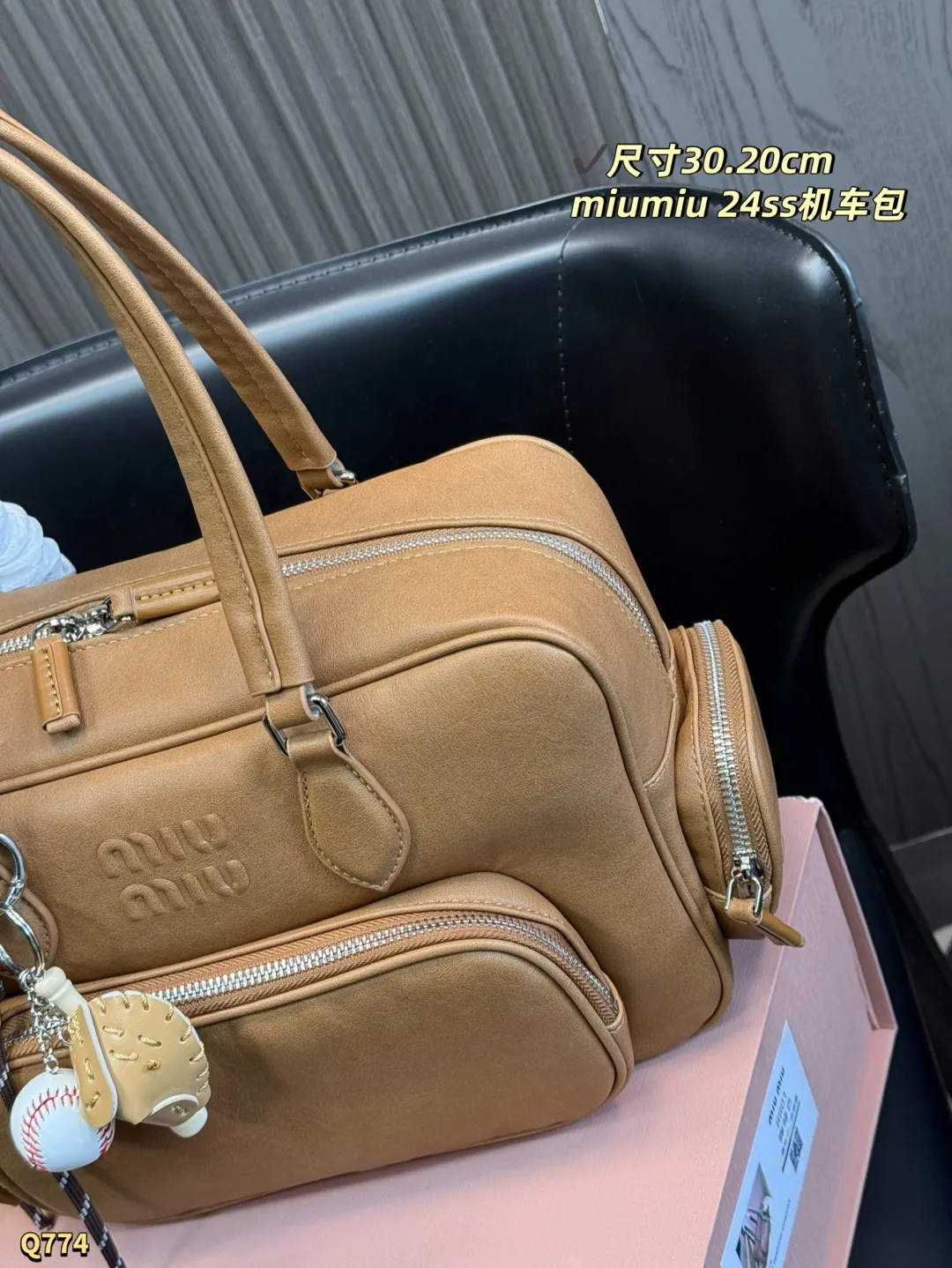 💰190 配折叠盒 尺寸：30.20 cm 缪缪 MIUMIU今年最特别款式机车包.斜挎包-皮质柔软，棉质缎面衬里，多口袋设计模糊功能与装饰界限，个性鲜明，能驾驭各种风格，可甜可盐，容量可光，各大明星时尚搏主几乎人手一个