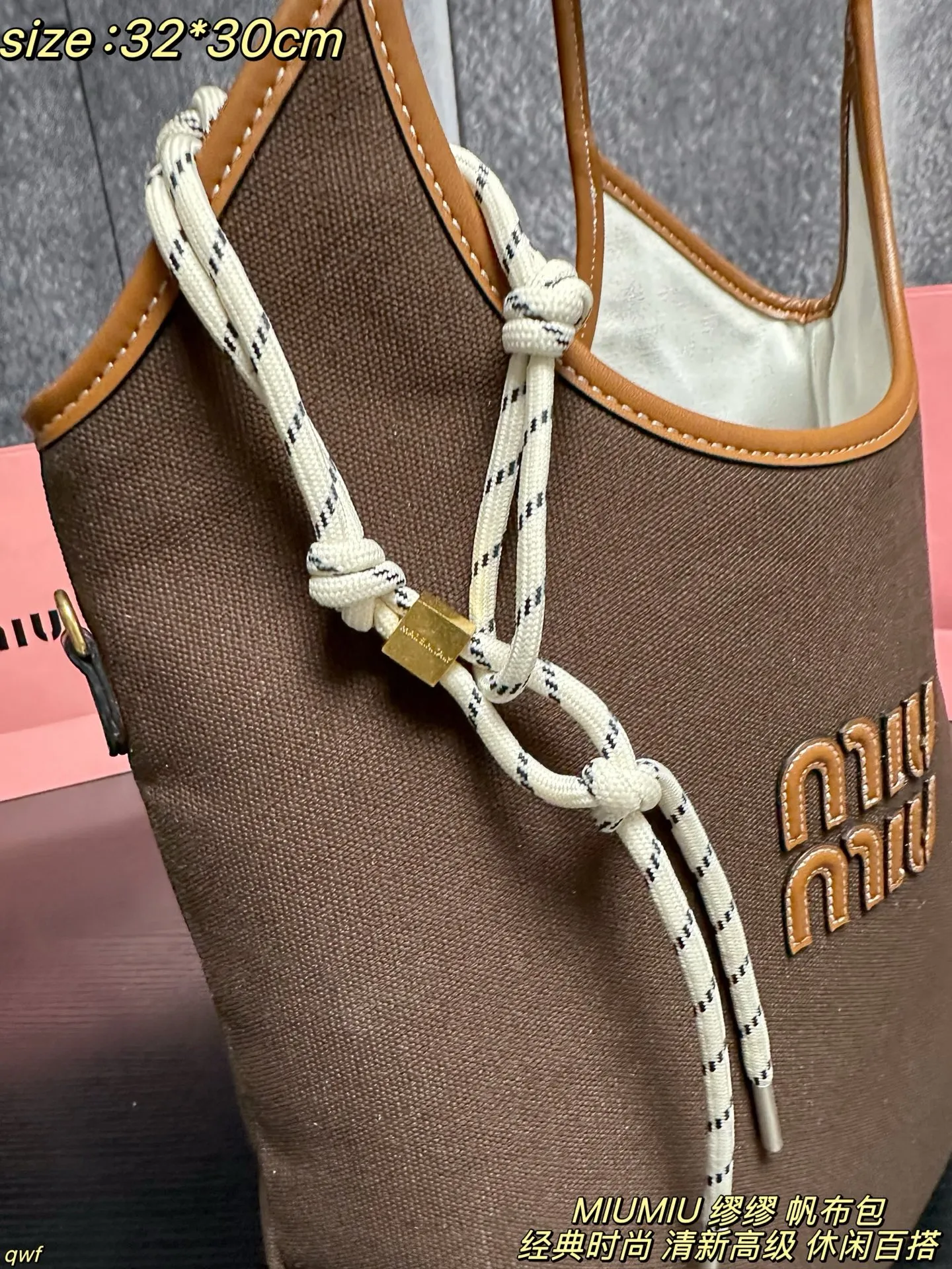 P155配盒 MIUMIU 缪缪 帆布包 Miumiu IVY帆布~是谁的包啊!也太好看了吧 一直的断货款,帆布材质搭配棕色皮质轮廓、自然色的帆布自带文艺风,再搭配miumiu 字母logo,整个包包尽显清新高级,非常轻盈 上身日常携带休闲百塔,日常出行容量也刚刚好 尺寸:32*30cm