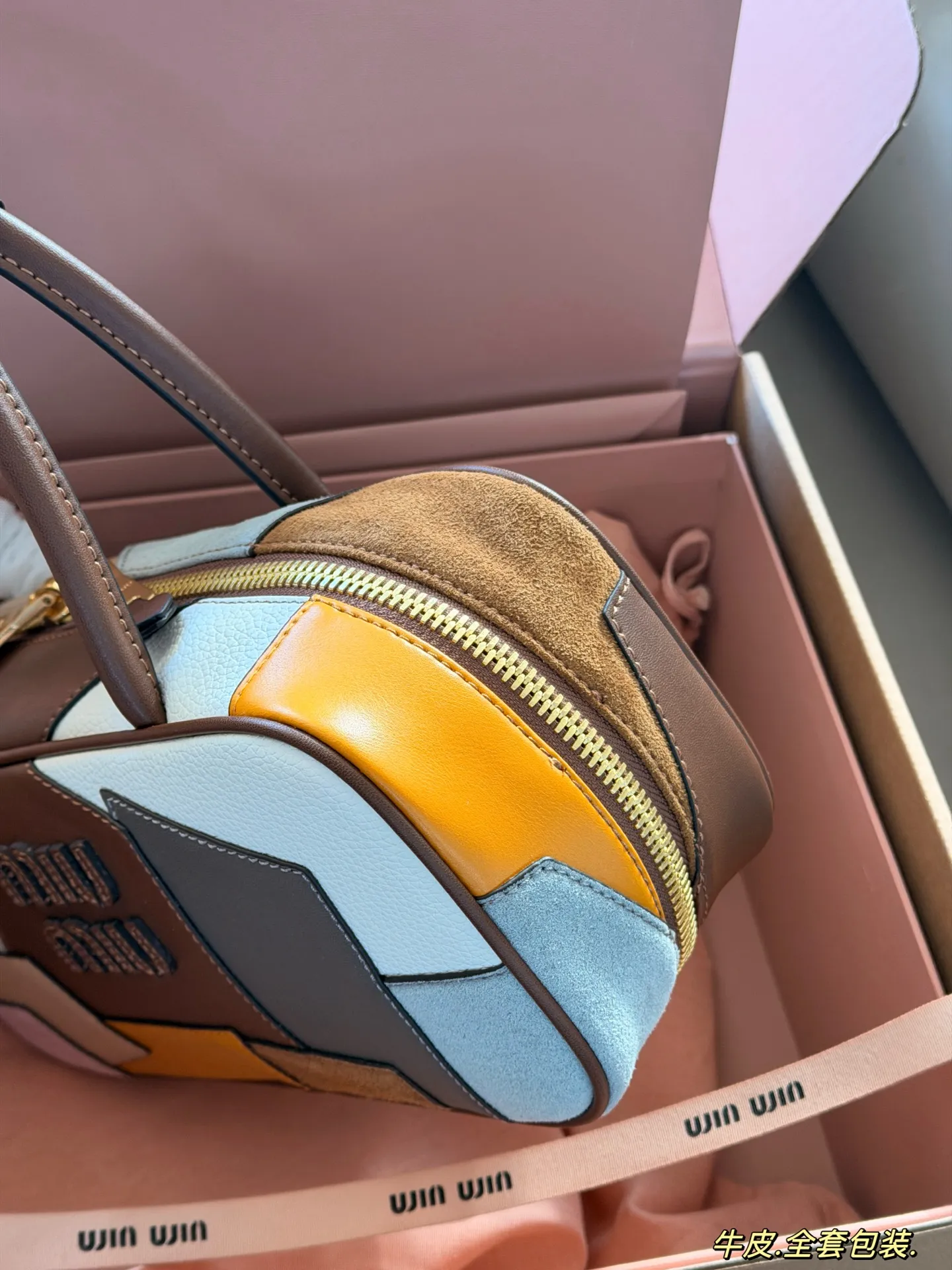 💰320 配盒 size：28*15cm miumiu保龄球/公文包 Miu又来抢钱了新款腋下公文包 来咯 ！ 背起来都很nice 哦 可手拎也可斜挎！ 出场就是miumiu小公主！