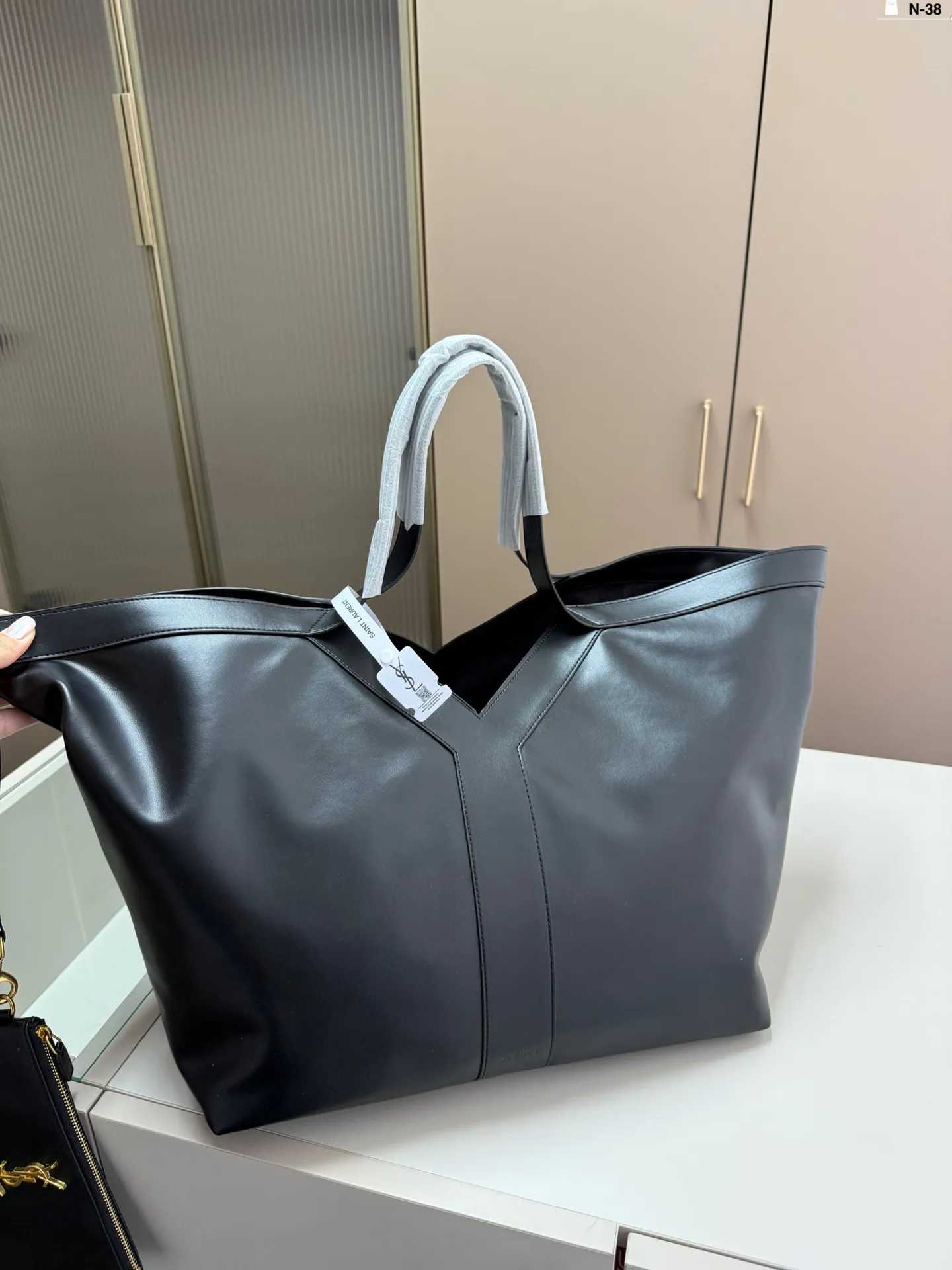 💰p165 圣罗兰 YSL WHY 托特包 容量是真的大 内里好多个口袋,超能装。 且自带一个小钱包,太实用了! N-38尺寸36.22.26配盒