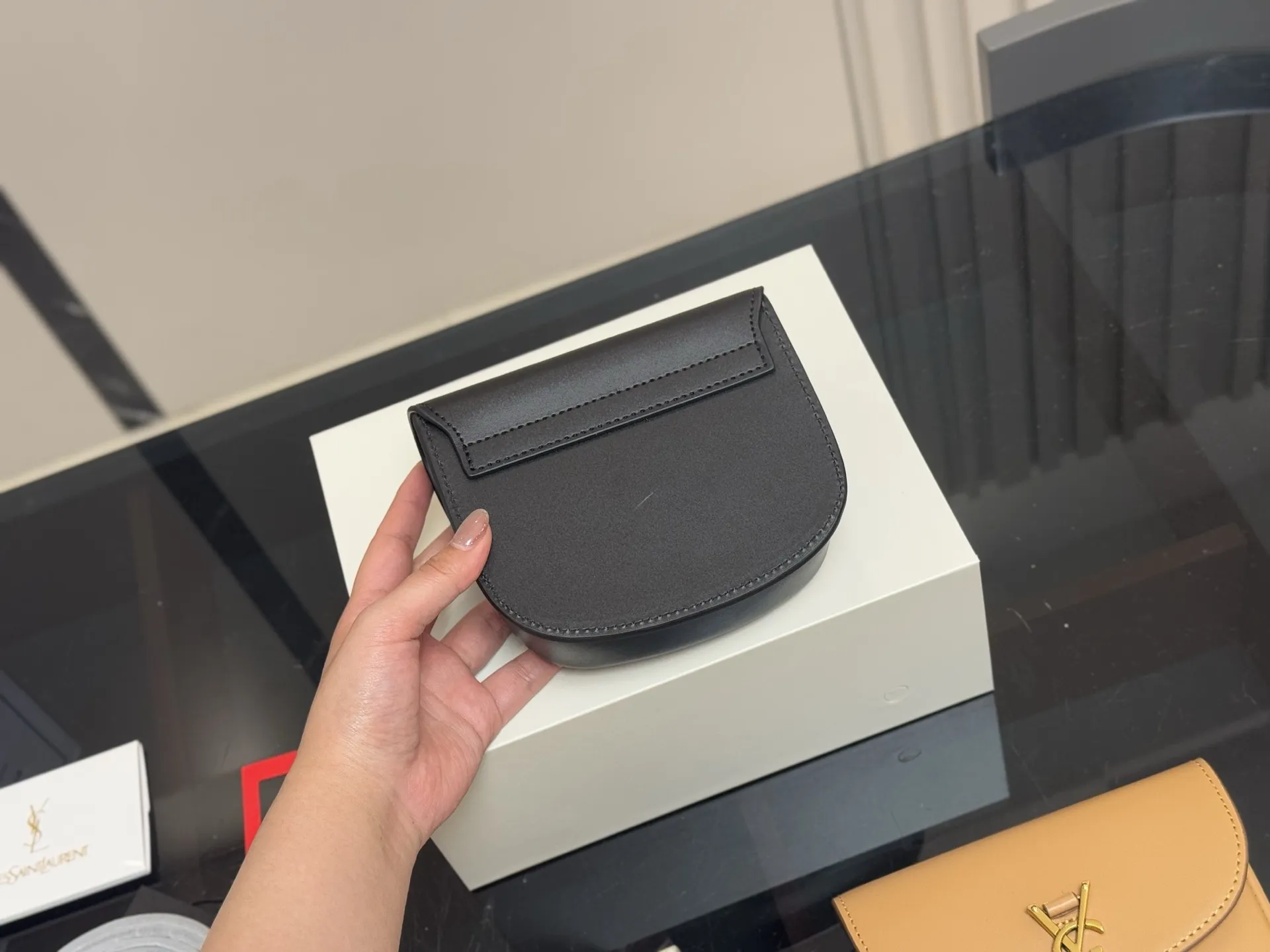 ¥140 配折叠盒飞机盒 尺寸:17cm 圣罗兰 Kala马鞍 很好看啊啊啊 这款绝对是ysl的鼻祖! 牛皮品质! 太STALY!