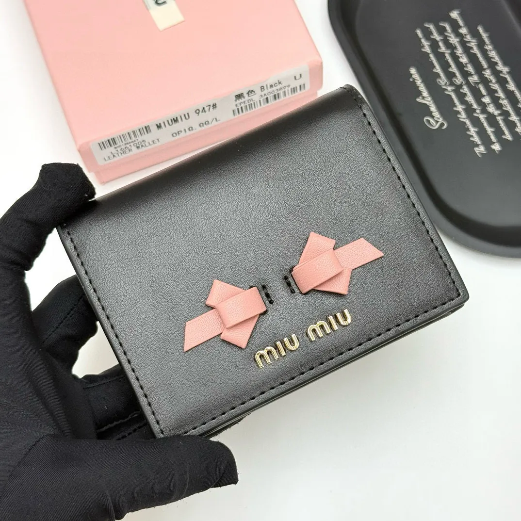 📢📢📢p95 🍒 miumiu 947 颜色:黑色 粉色 深灰色 浅灰色 尺寸:11.5*10*3 说明:miumiu专柜最新款火爆登场!采用头层牛皮,做工精致, 媲美专柜!多功能小钱包,超级精致时尚!