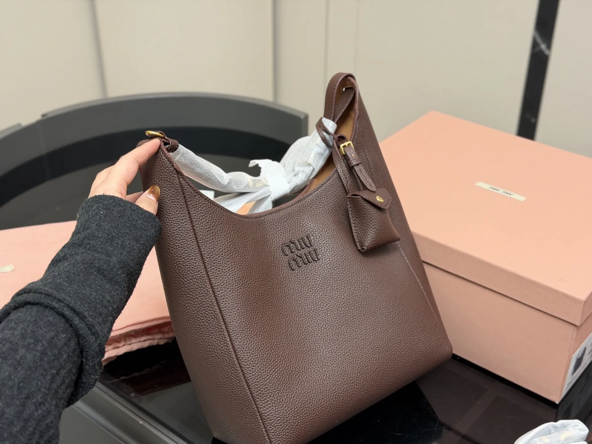 &yen;210 &yen;230 配盒 size：16.23cm 23.30cm miumiu新款斜挎机车包! 首发! 福音种草了哦 超级松弛感的一款包包肩带长度可以调节哦！