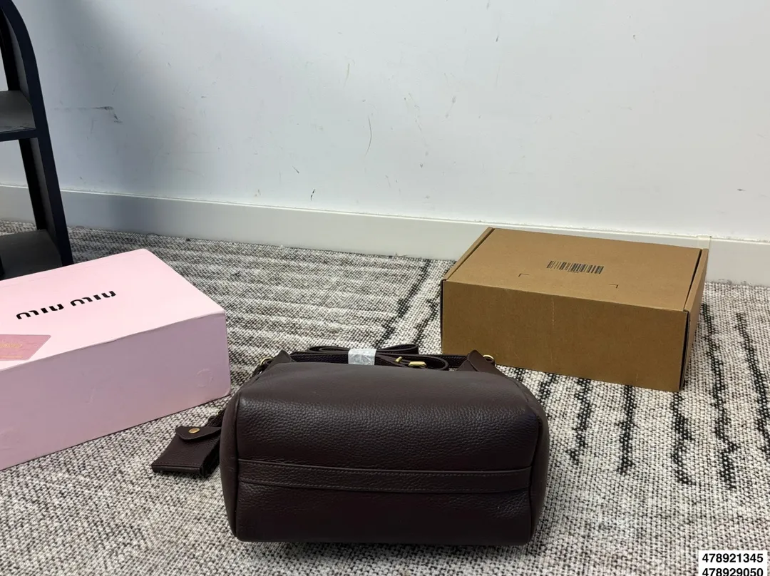 p255 p220 配盒 size:23.22/16.15 miumiu 快闪新品 牛皮细腻柔软 内里是很特别的绿色, 个人觉得单肩斜挎腋下更好看!