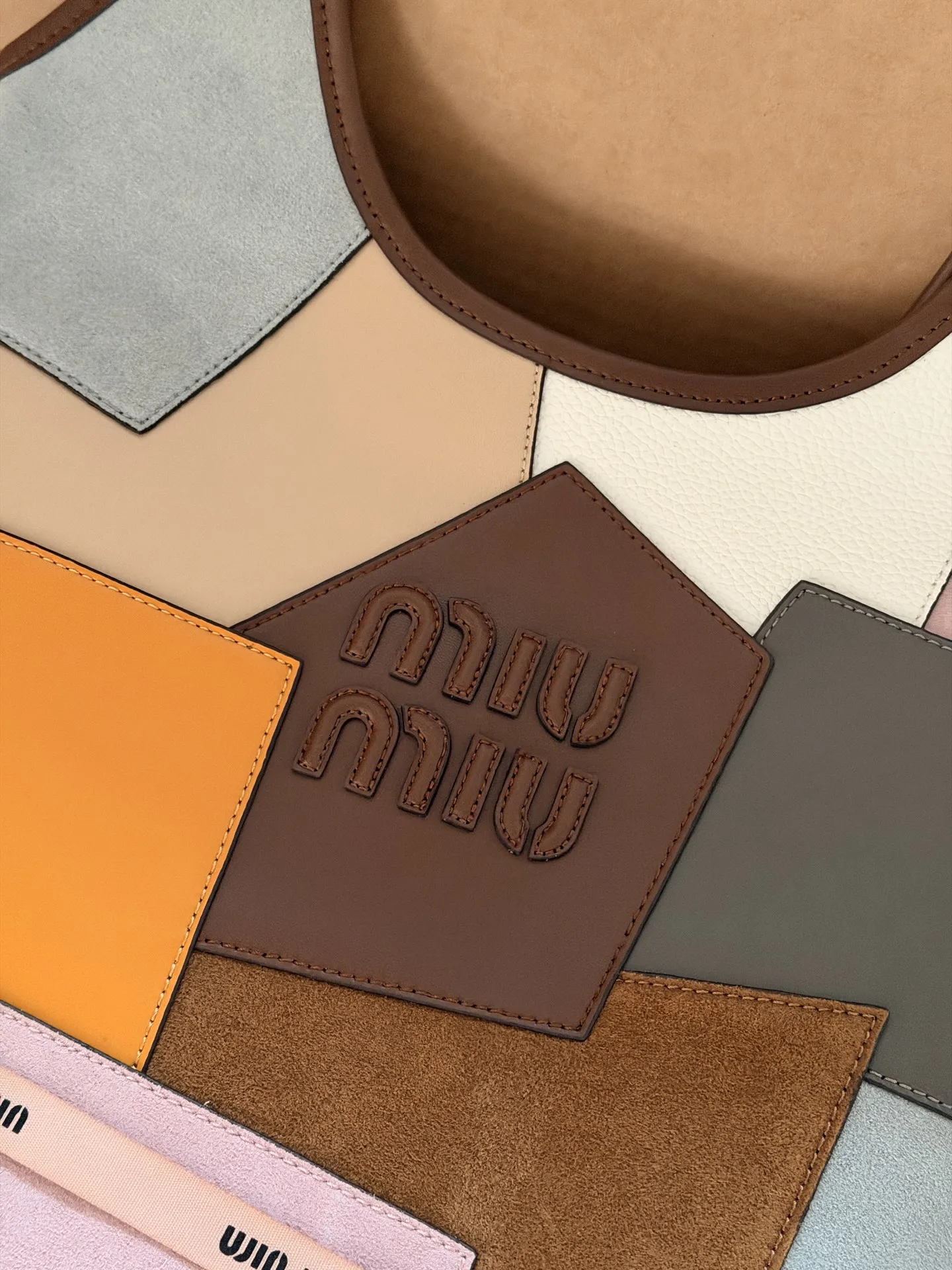 💰 275 配全套包装 size：33*30cm MiuMiu拼皮家族又来新配色啦 可爱的Miumiu ivy 复古麂皮牛皮拼皮 秋冬文艺感叠穿秘诀 谁还没爱上Miu Miu 软糯麂皮质感超nice！ 有种谁背都是萌萌的既视感hahaha~ 牛仔牛皮皮质哦！