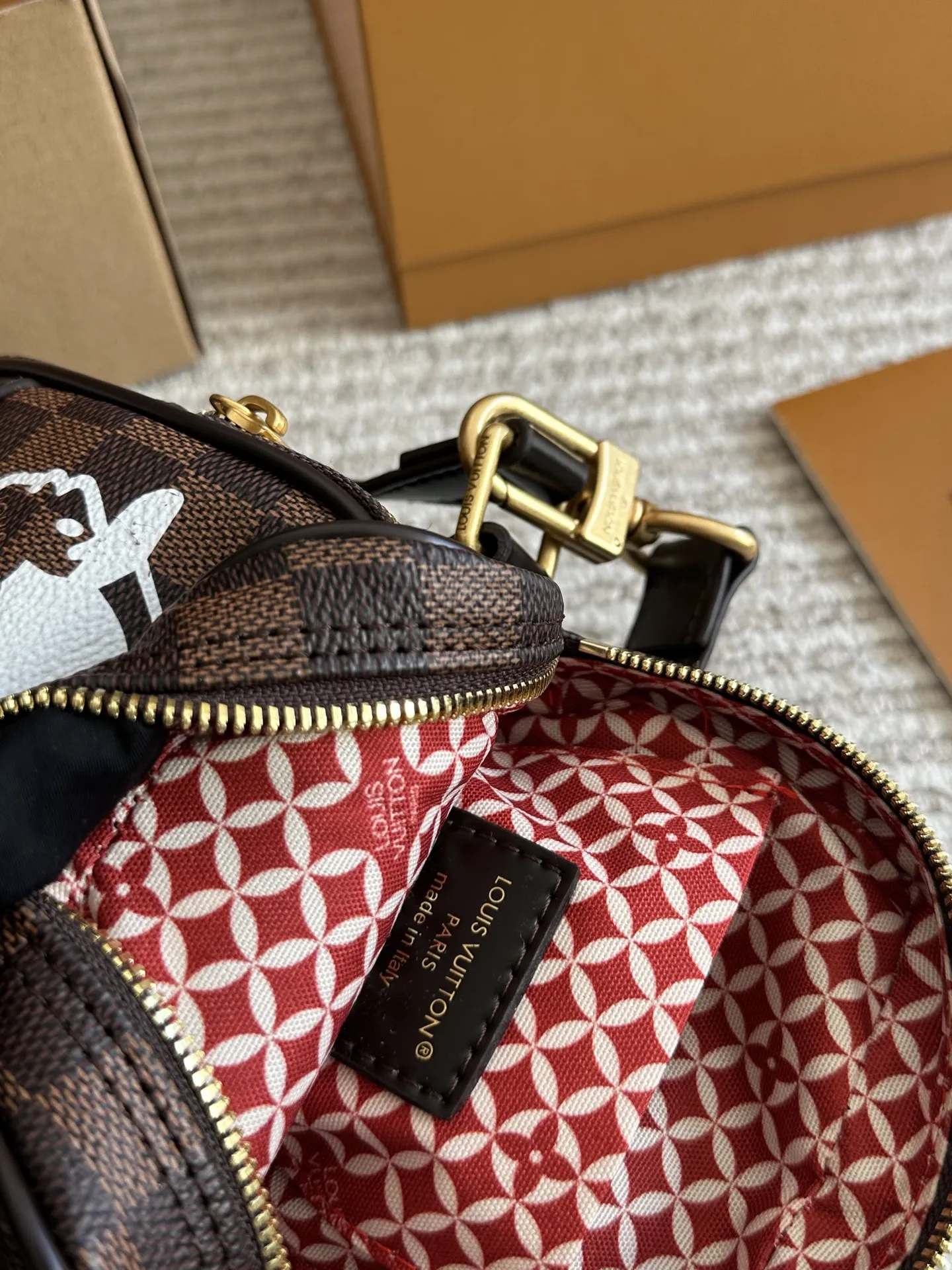 LV手机包相机包p200 M14014老花這款時尚的Amazone斜背袋以Monogram帆布襲作配有復古皮革護角雙邊和可拆式肩帶Pharrell William以1980年代為靈感創作出這款精繳小巧的斜背袋完美糅合復古魅力和精繳現代風格手袋配備珍珠拉鏈頭更設有可調節長度的肩帶,攜帶時倍感舒適size: 20x13.5x8cm #LV手机包#新款包包#美包分享#迷你