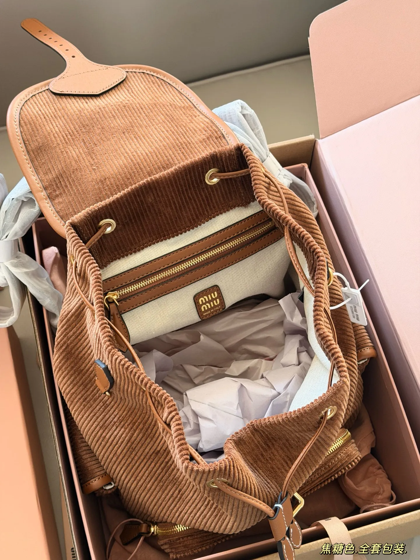 💰300 配全套包装 size:25*27cm(大号) 又一季特别美丽的Miu Miu miumiu ss25 灯芯绒双肩包 超适合秋冬搭配鲜艳跳脱的配色,为沉闷的秋冬增添色彩!搭配大衣超吸睛哦!