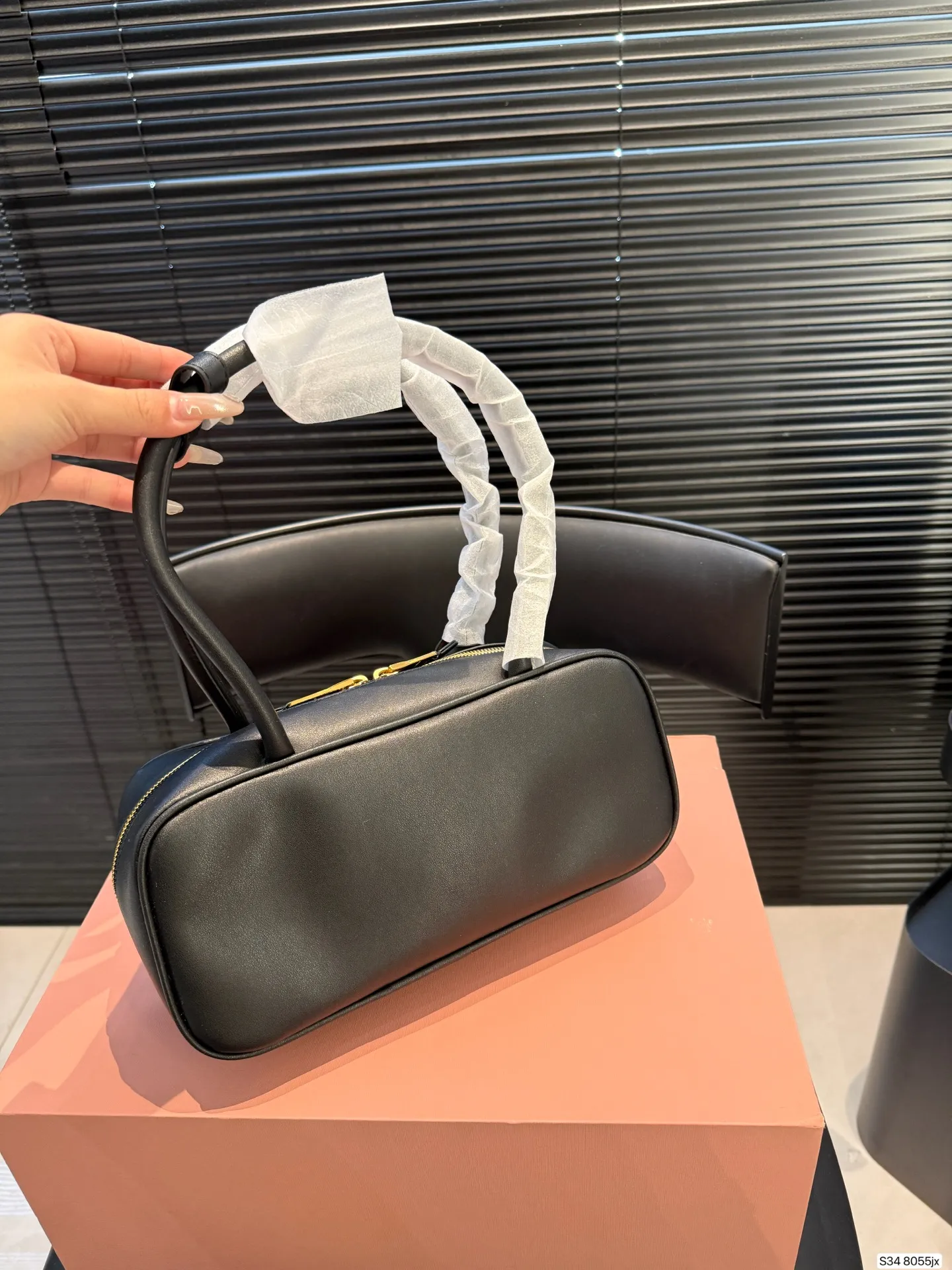 P220配折叠盒子 MIUMIU 保龄球手提包 轻轻松松高级感 包包手感巨好容量也很不赖 简单却又不失华丽 不要觉得会炸眼太高调了什么的 根本不会! 在你的精简穿搭上简直就是点睛之笔 尺寸:27 12货号8055