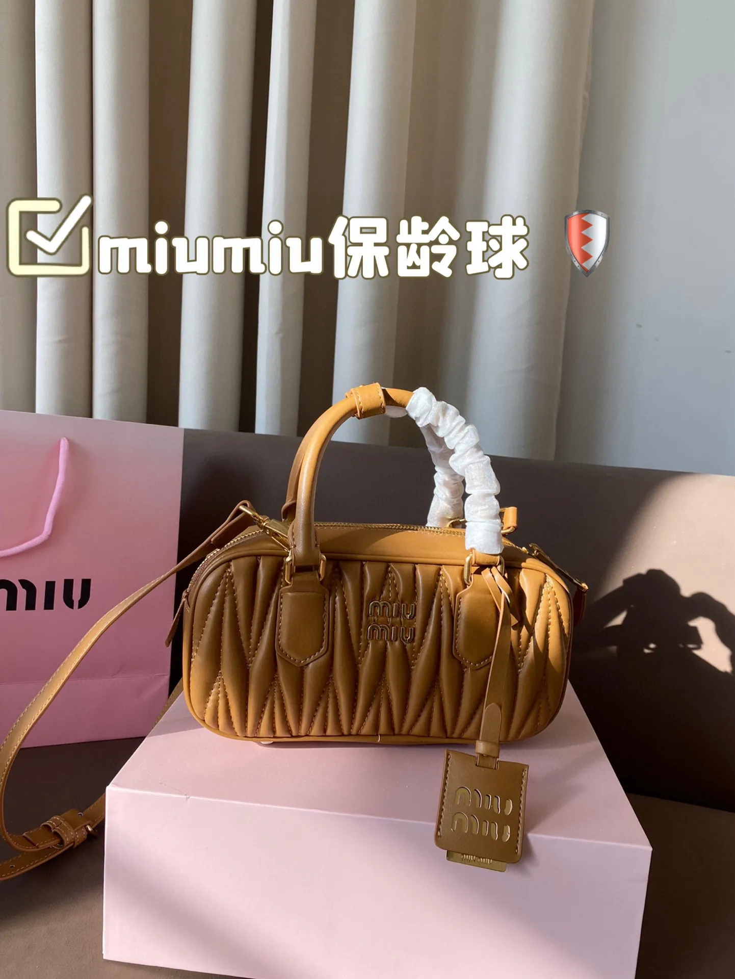 P200 配盒 size:23*12cm miumiu保龄球 新尺寸‼️ 很难不爱啊啊! 这个尺寸很难不动心哦! 可手拎也可斜挎 容量足足的~~ 出场就是miumiu小公主