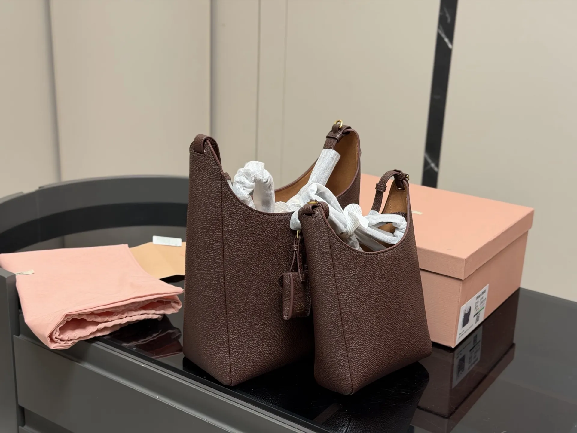 &yen;210 &yen;230 配盒 size：16.23cm 23.30cm miumiu新款斜挎机车包! 首发! 福音种草了哦 超级松弛感的一款包包肩带长度可以调节哦！