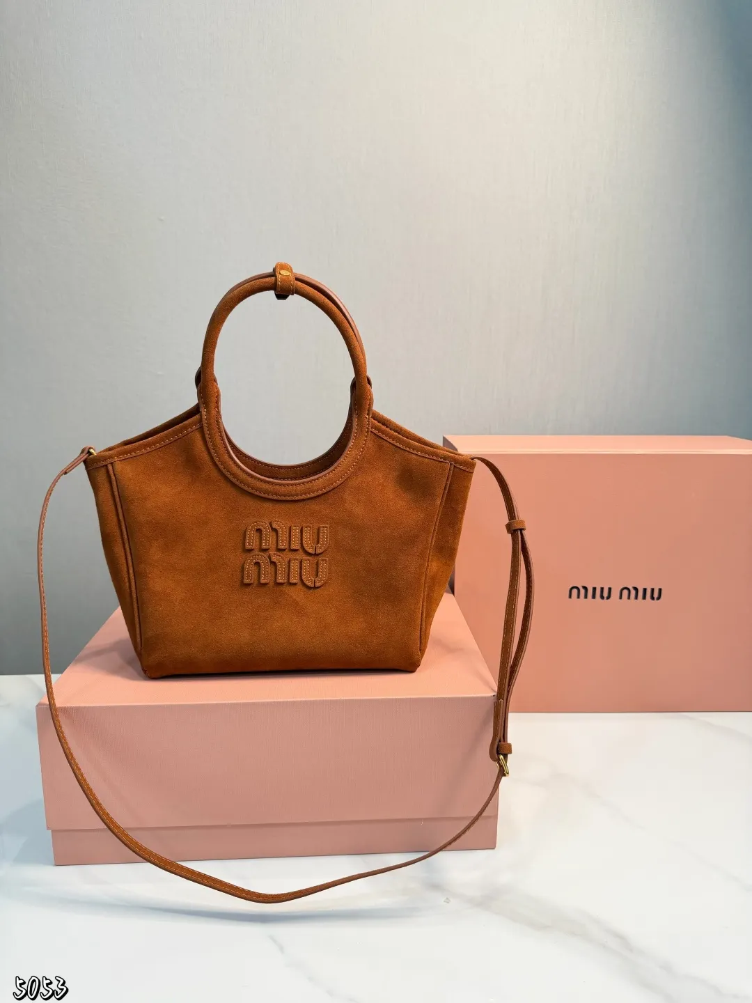 ❤️p170(礼盒包装)❤️ 缪缪MIUMIU托特包 伊势丹限定款hobo也太好看了 质感很高级容量超级大也很耐用尺寸:22*11*18cm 日常出街背它回头率百分百就是这种随性慵懒感