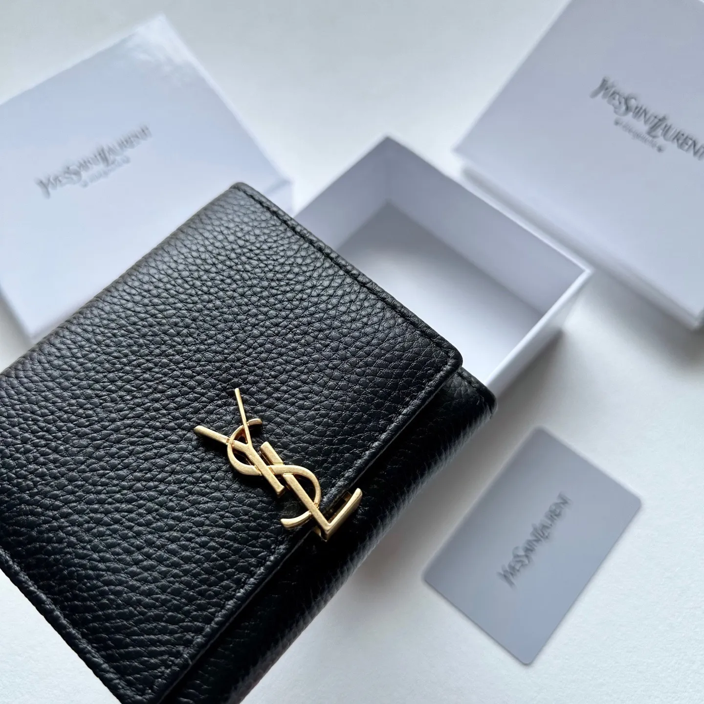 P85🎀🎀颜色 黑 粉🎀尺寸 11x10🎀圣罗兰🆕款♥三折短款钱包💕进口小牛皮质感一流👍独一无二风格,实用内阁超美超时尚美女必备单品🔥